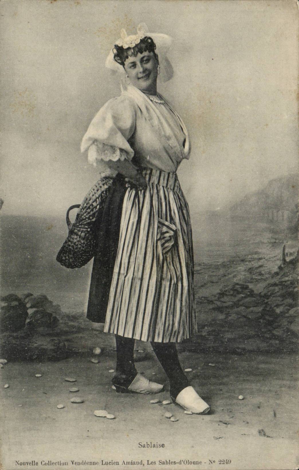 Sables d'olonne CPA Sablaise (folklore costume)