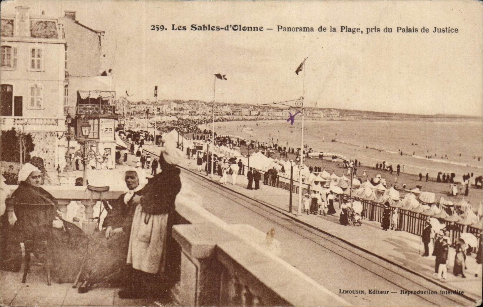 CPA Les Sables d'olonne Panorama de la plage pris du palais de justice ( folklore costume )