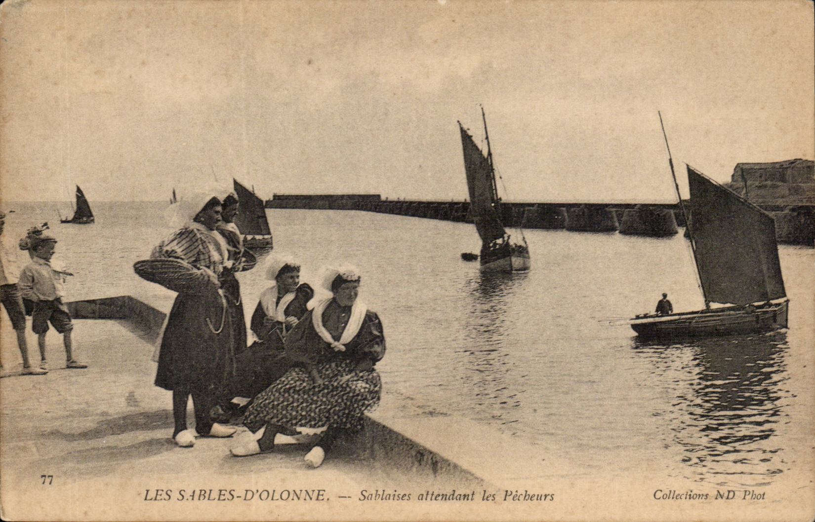 Les Sables-d'Olonne — Sablaises attendant les Pêcheurs — Collections ND Phot, n°77
