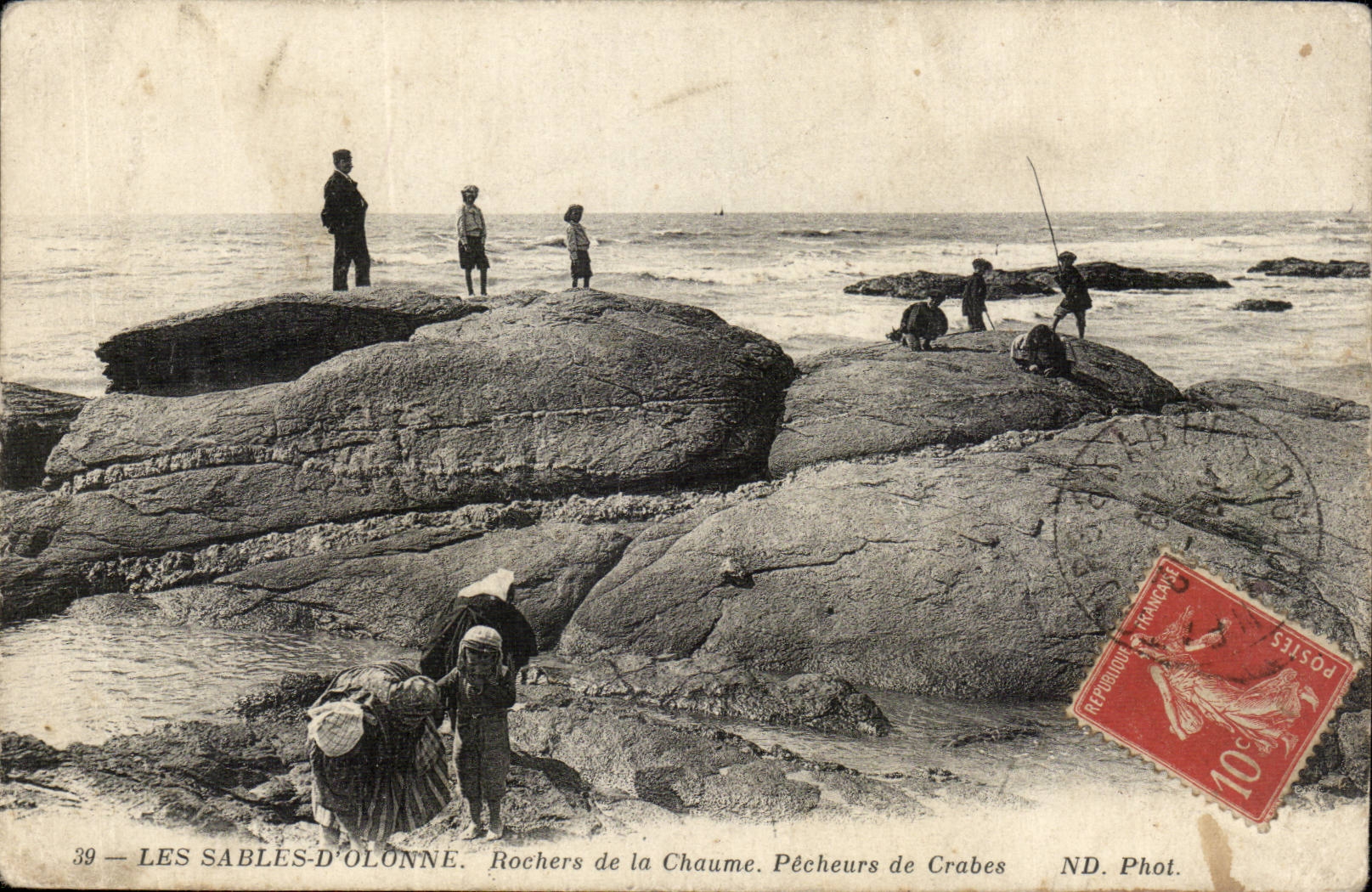 CPA Les Sables d'olonne Rochers de la Chaume Pecheurs de crabes ( folklore costume )