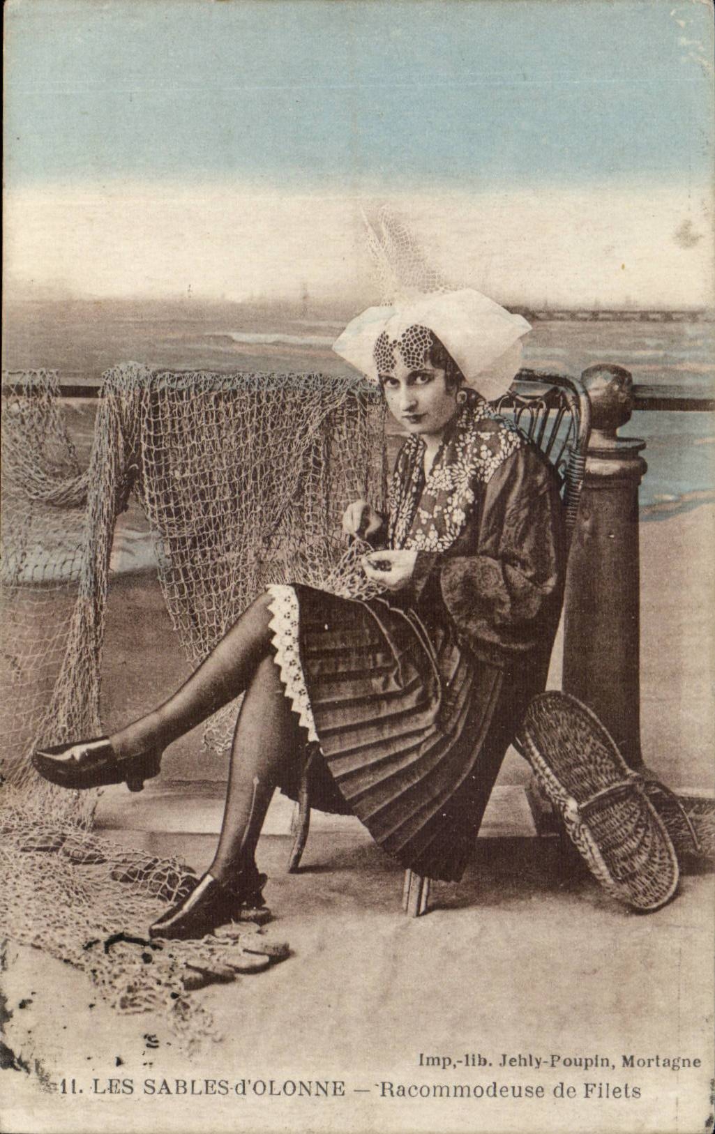 CPA Les Sables d'olonne Sablaise Racommodeuse de filets ( folklore costume )