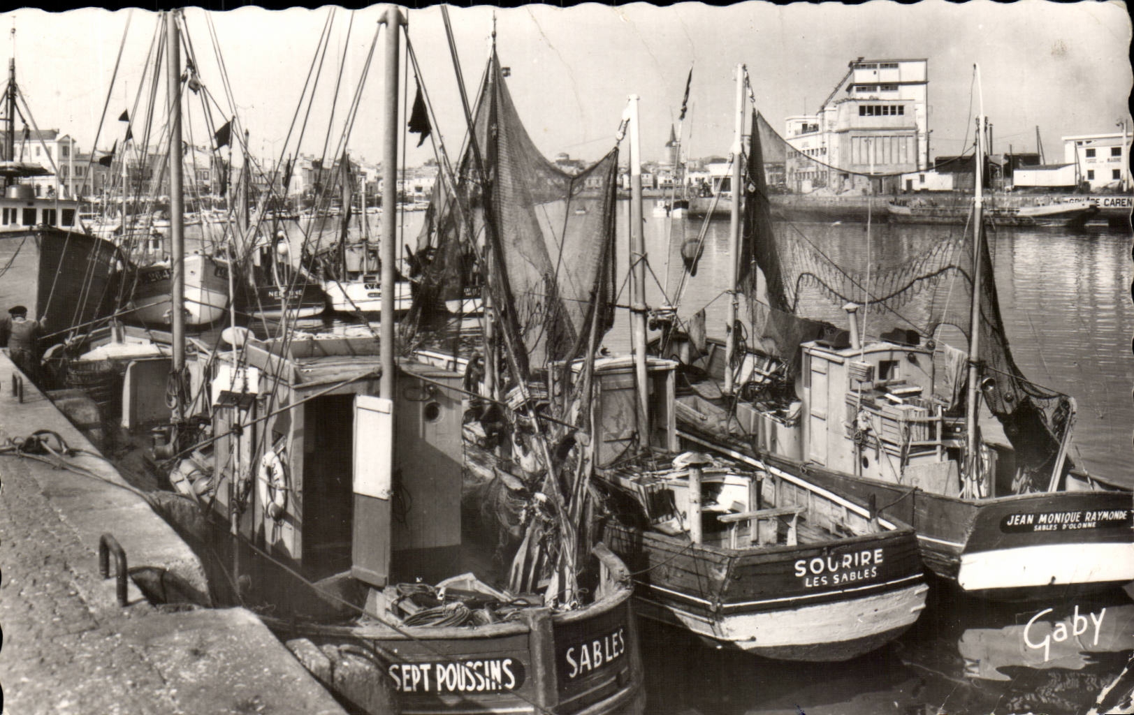 CPSM Sables d'olonne Le port (bateaux de peche) Sept poussins Sourire des sbales Jean Monique Raymonde
