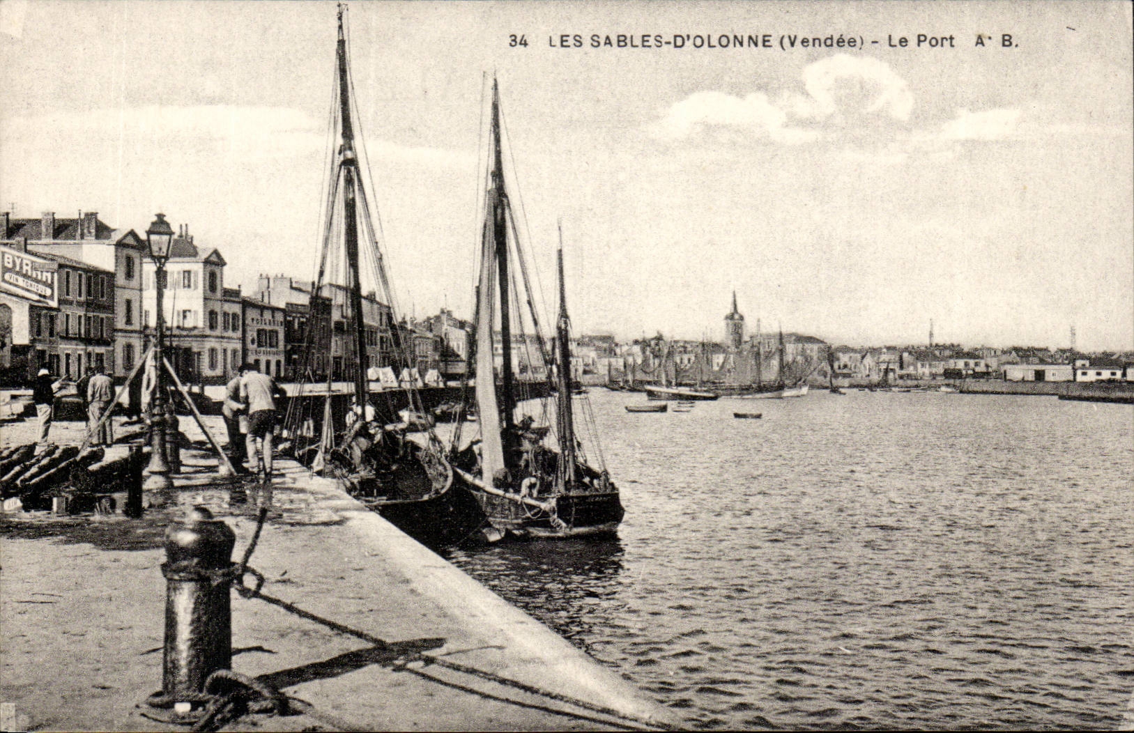 CPA Sables d'olonne Le port ( bateaux de peche )