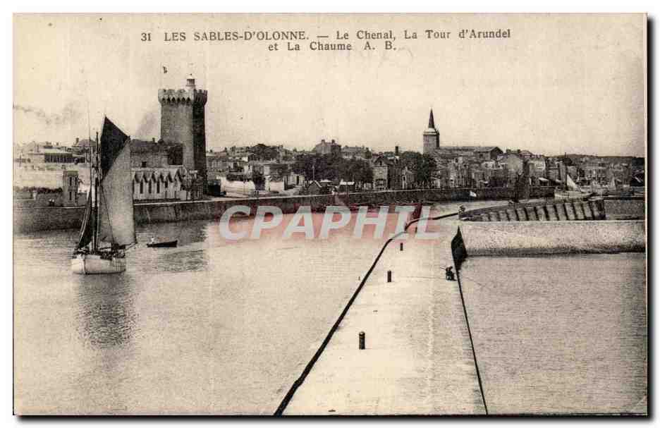 CPA Sables d'olonne Le chenal la tour d'Arundel et la Chaume ( bateaux de peche )