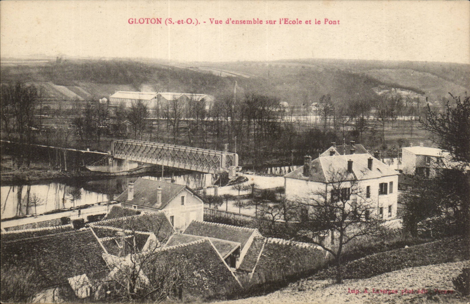 Gloton CPA Vue d'ensemble sur l'Ecole et le pont
