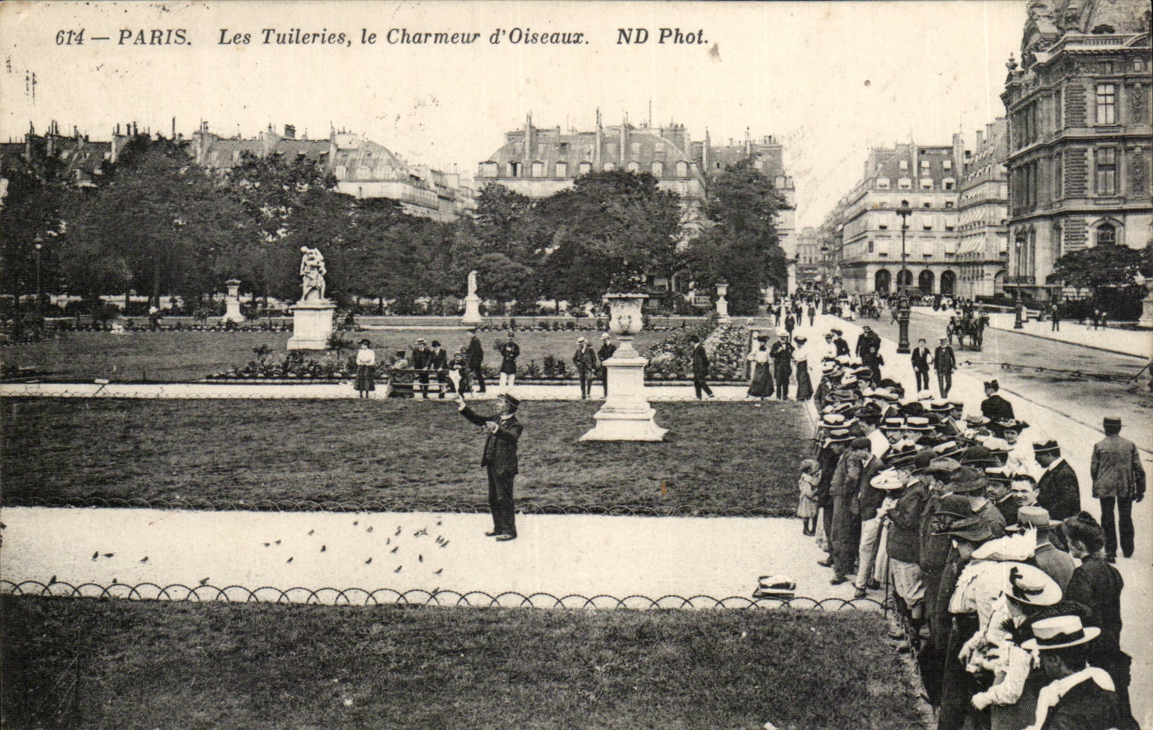 Parigi - I Giardini delle Tuileries, L'Incantatore di Uccelli — ND Phot. n° 674