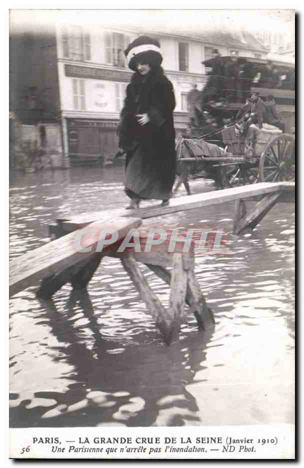 Paris - La Grande Crue de la Seine Janvier 1910 - Une Parisienne que n'arret pas l'inondation - CPA 
