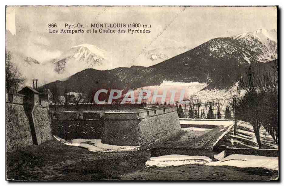 Mont Louis CPA Les remparts et la chaine des Pyrenees
