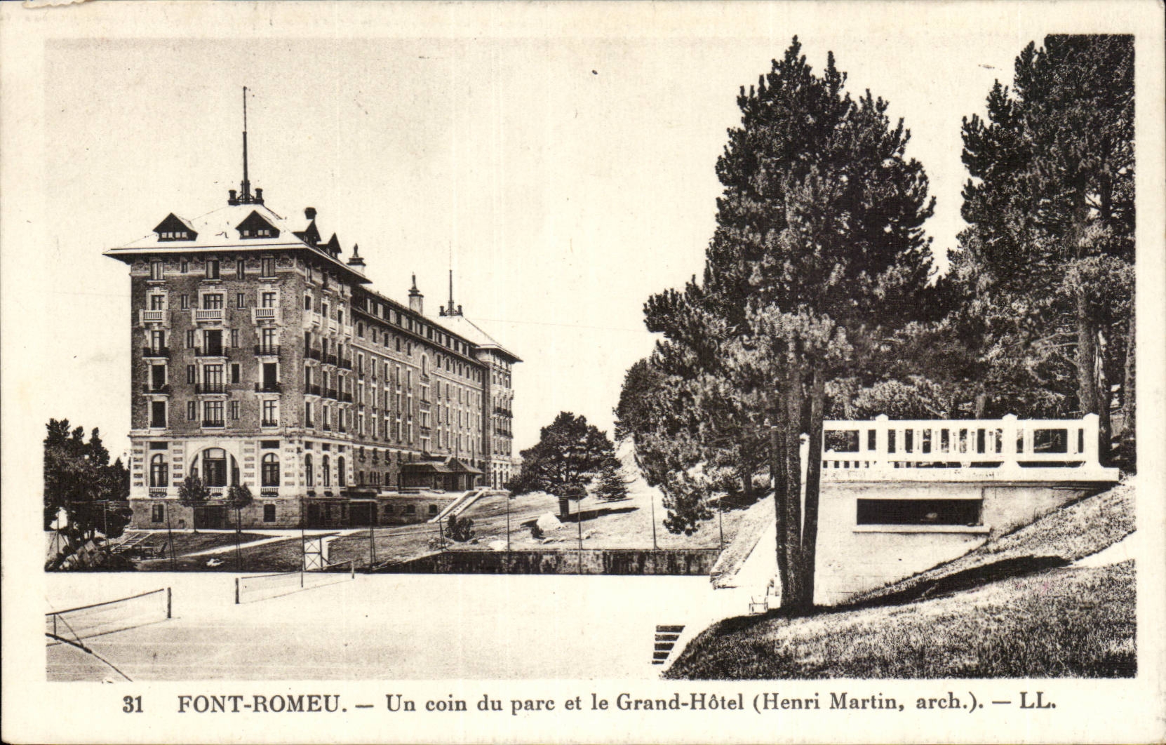 Font Romeu CPA Un coin du parc et le grand hotel (Henri Martin)