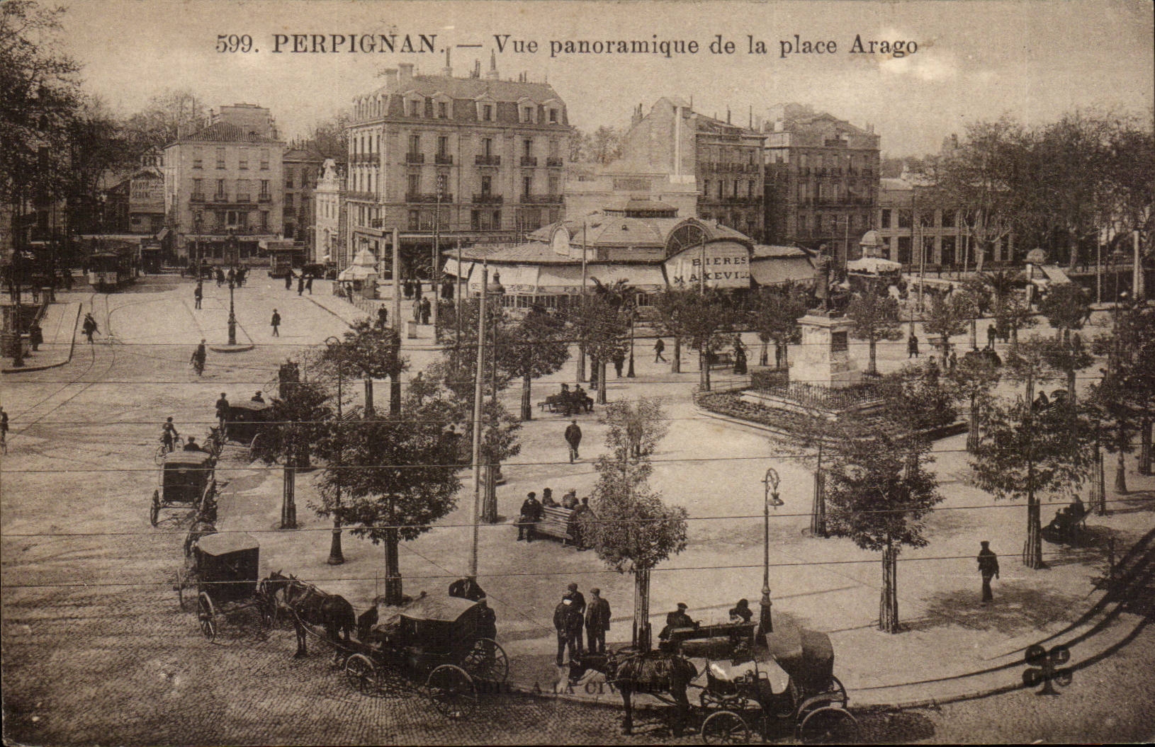Perpignan CPA Vue panoramique de la place Arago