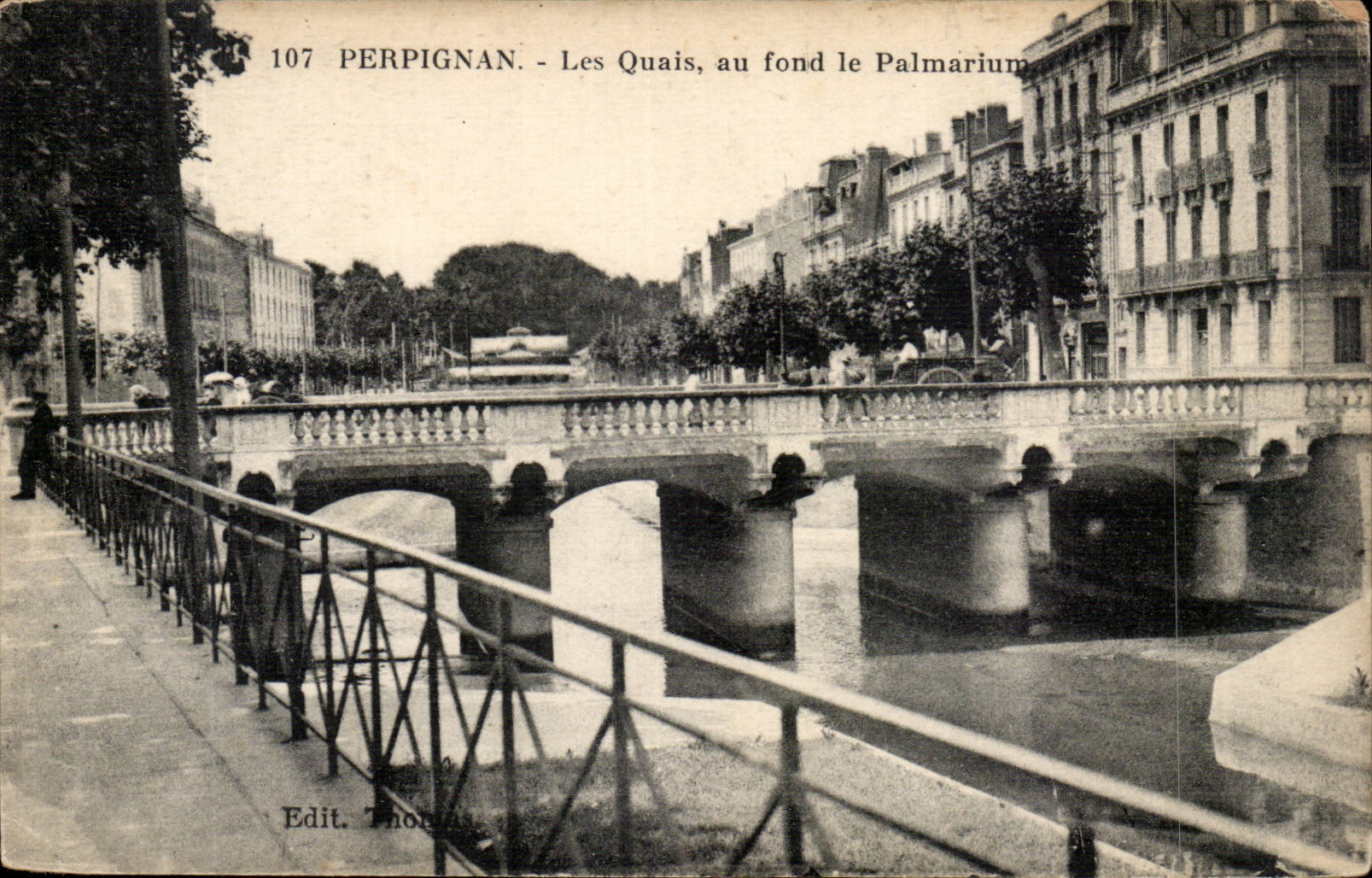 Perpignan CPA Les quais au fond le Palmarium