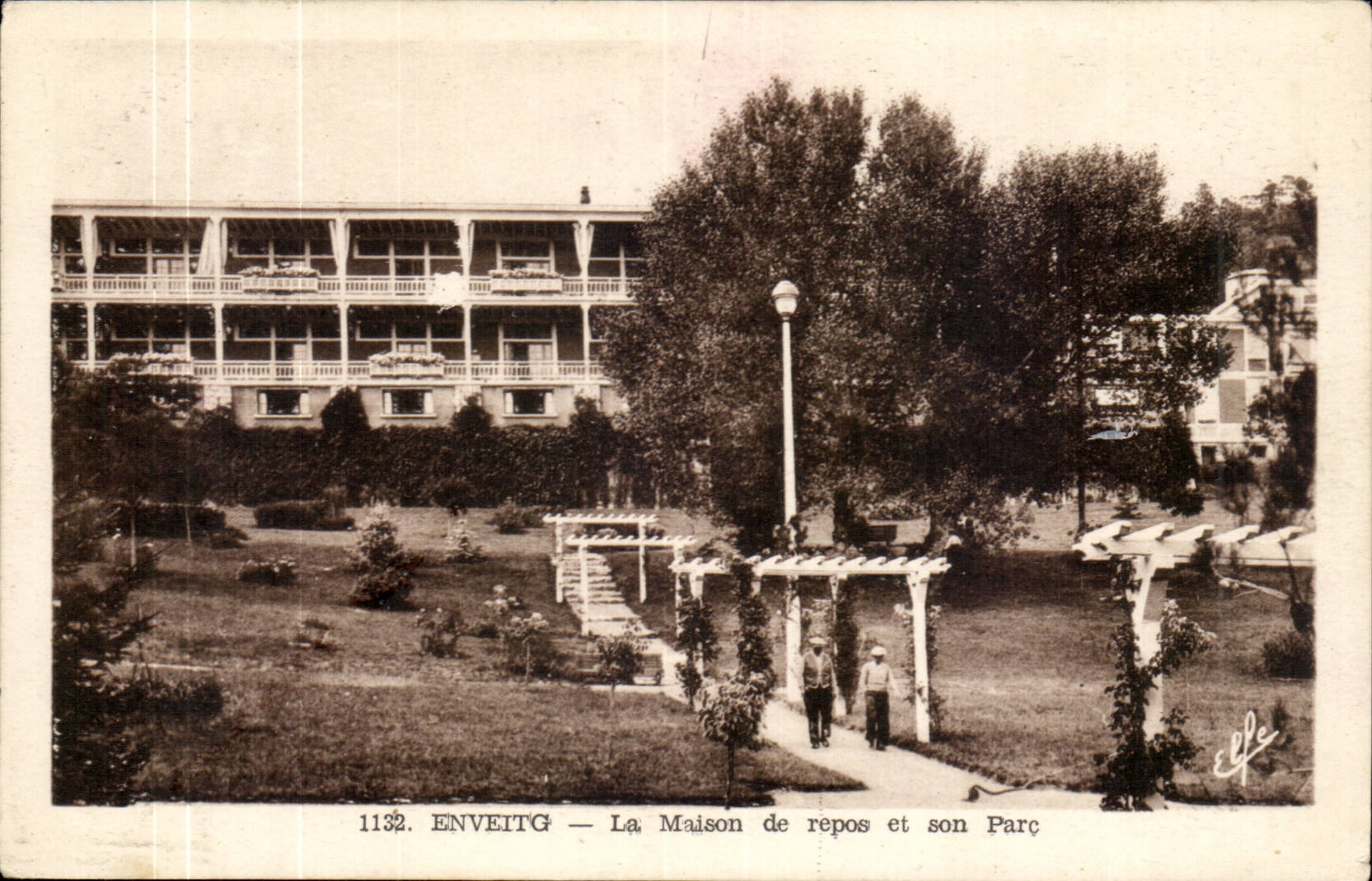 Enveitg - La Maison de repos et son Parc - CPA 