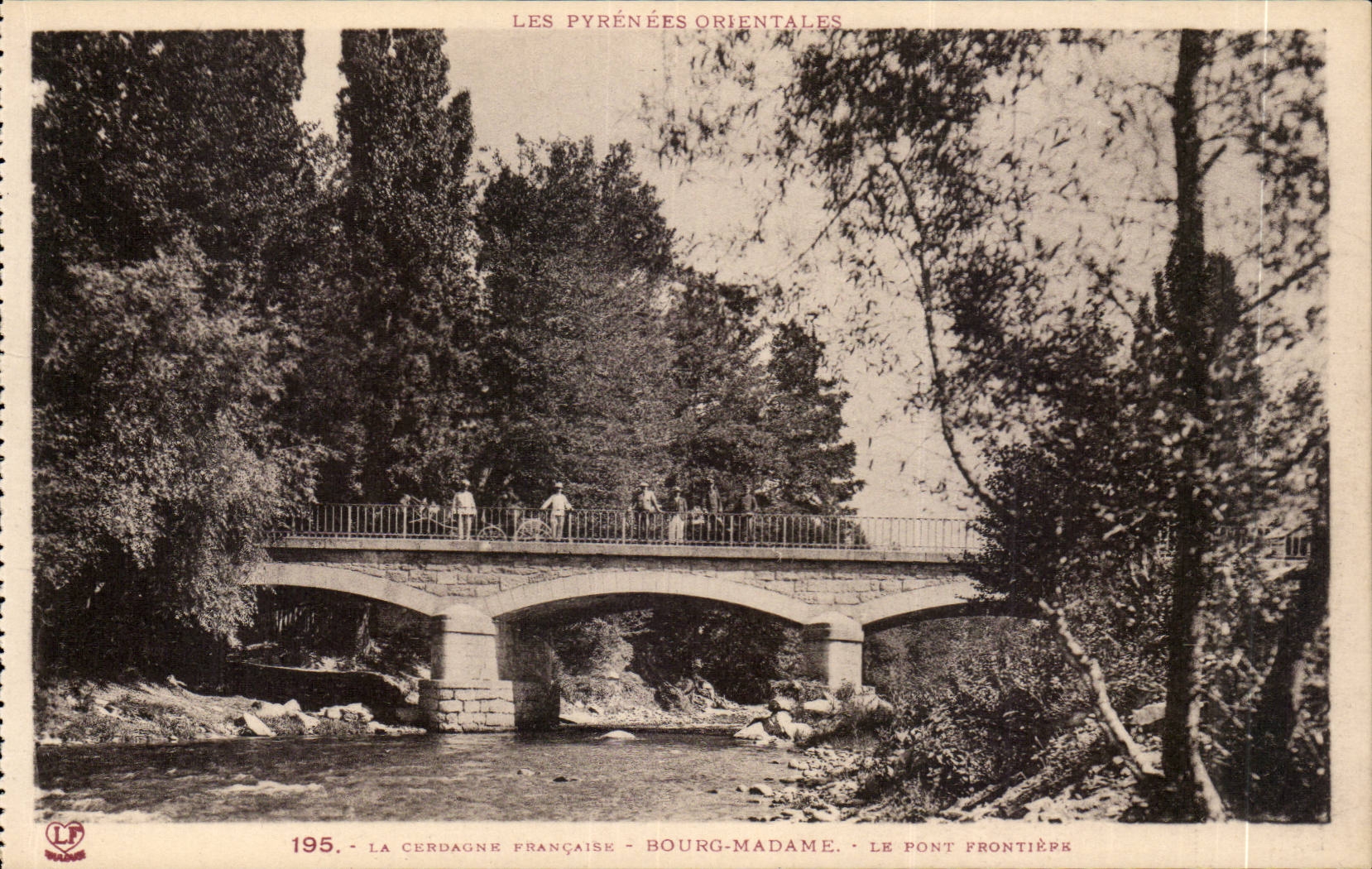 CPA La Cerdagne Francaise Bourg madame Le pont frontiere