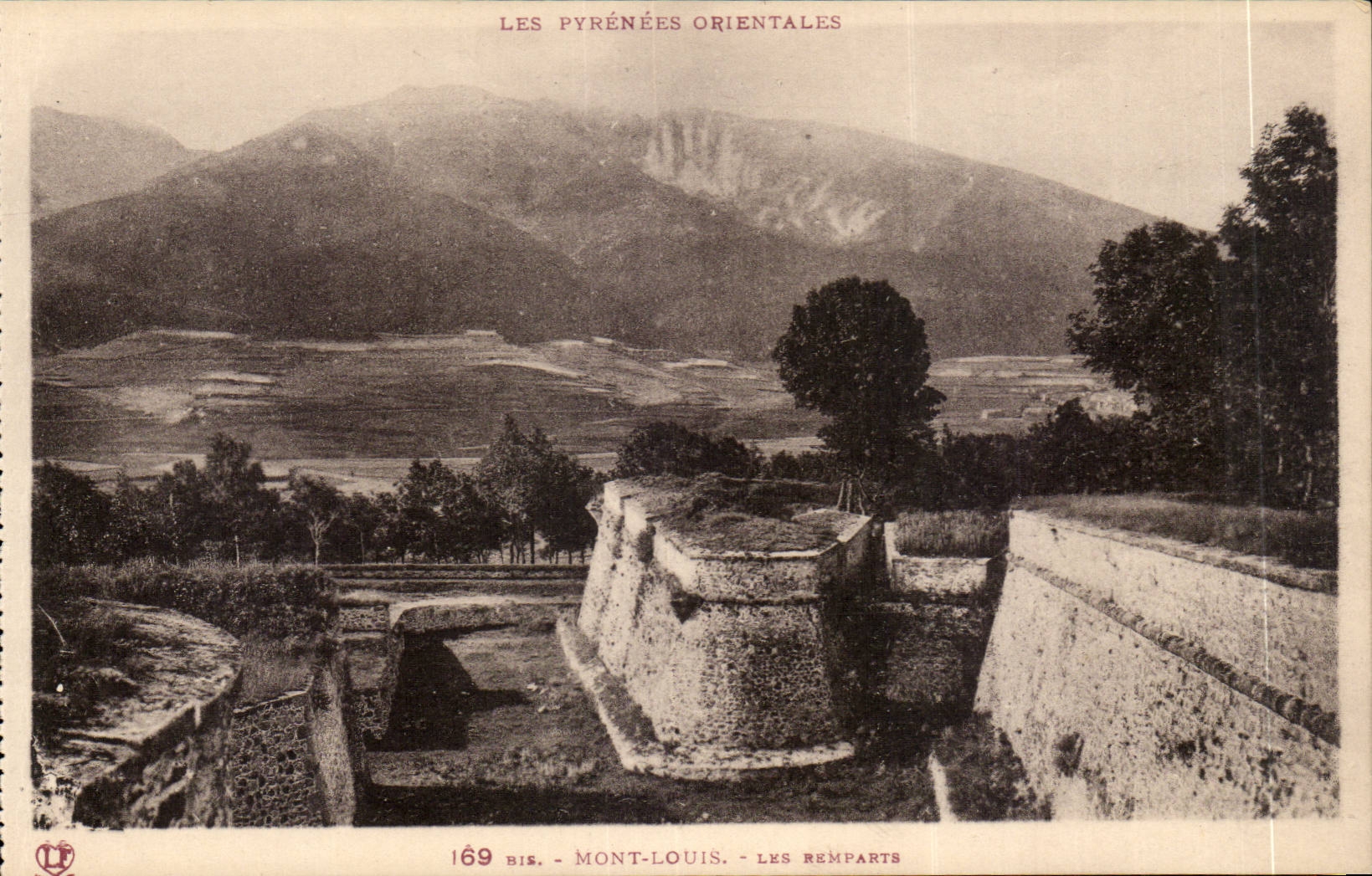 CPA Font Romeu Les remparts