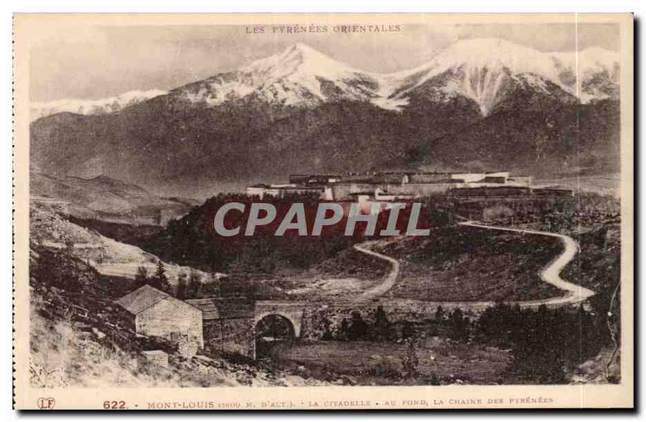 CPA Mont Louis La citadelle Au fond la chaine des Pyrenees