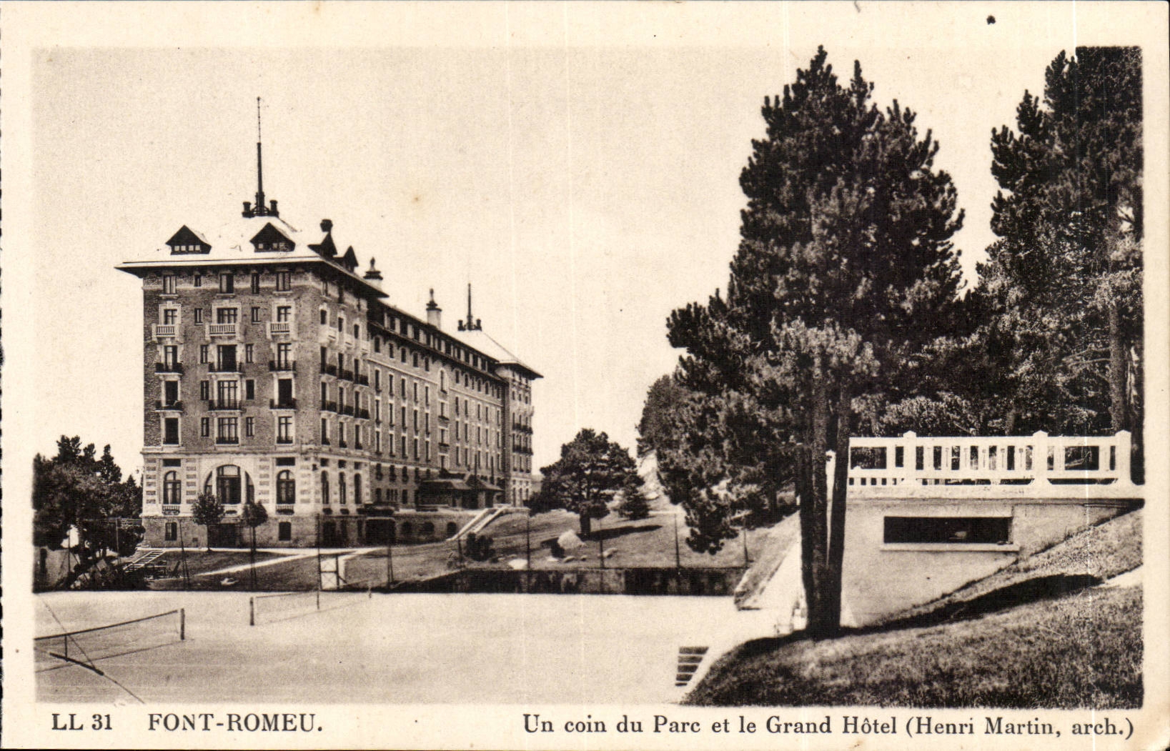 Font Romeu CPA Un coin du parc et le grand hotel (Henri Martin)