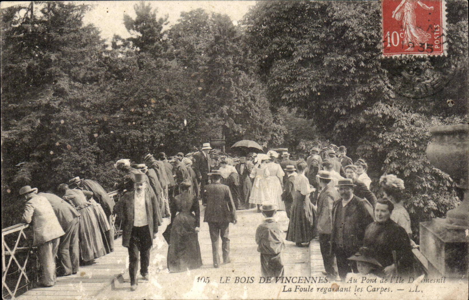 Bois de Vincennes CPA Au pont de l'ile Daumesnil La foule regardant les carpes