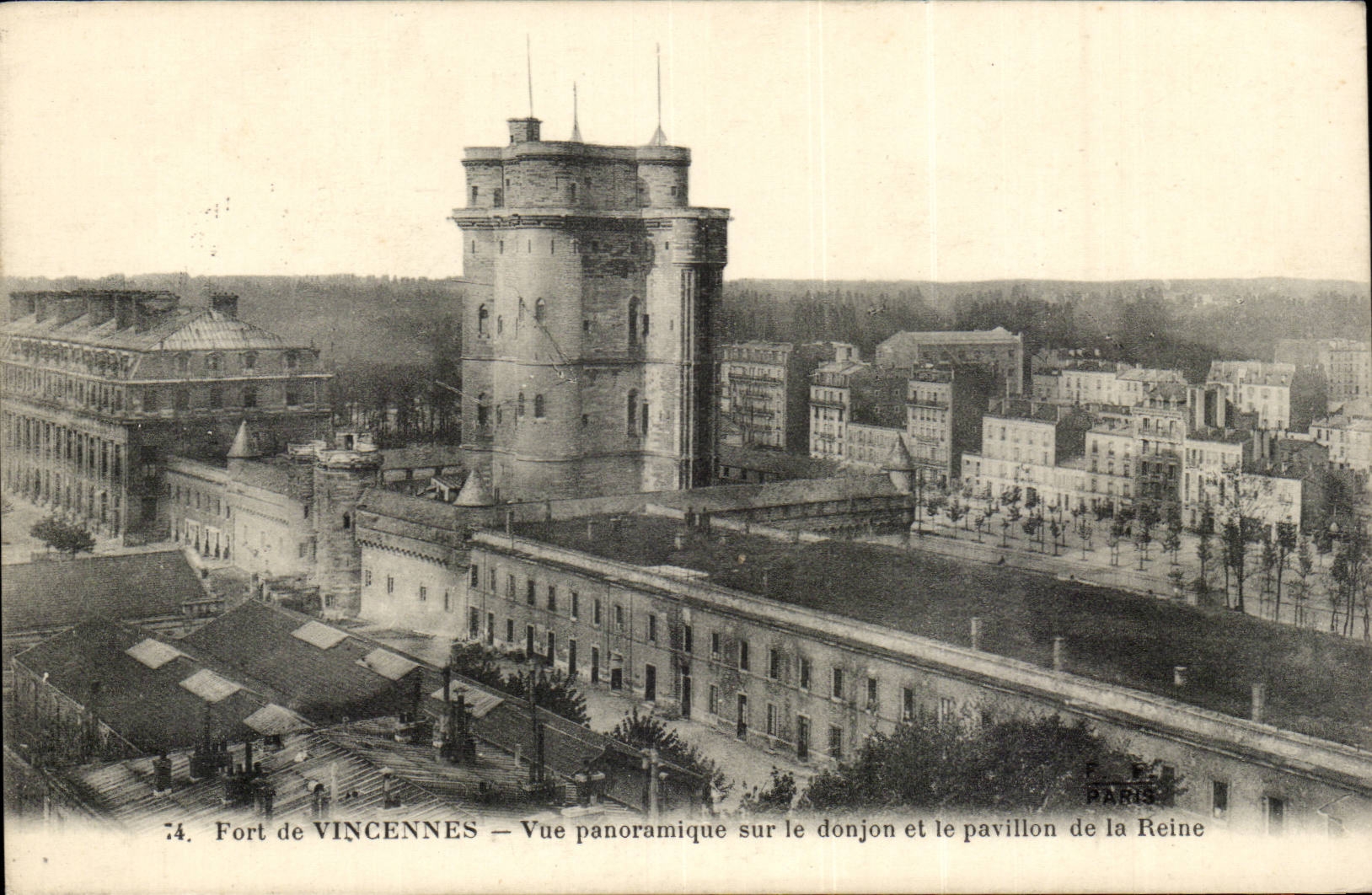 Fort de Vincennes — Vue panoramique sur le donjon et le pavillon de la Reine