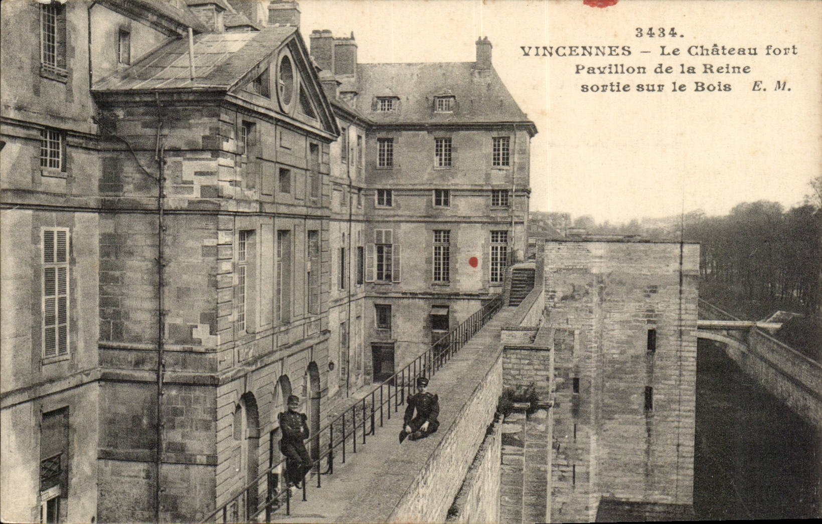 Vincennes CPA Le chateau fort Pavillon de la Reine sortie sur le bois