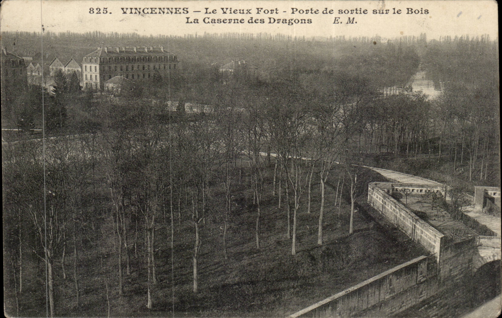 Vincennes CPA Le vieux fort Porte de sortie sur le bois La caserne des dragons