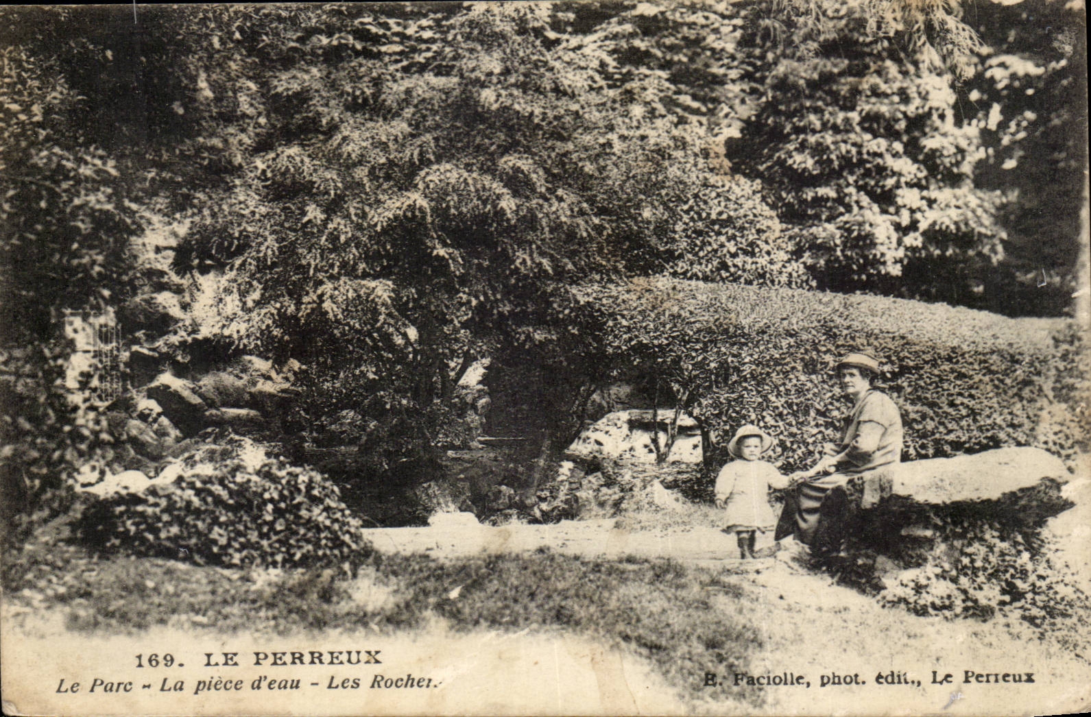 Le Perreux CPA Le parc La piece d'eau Les rochers