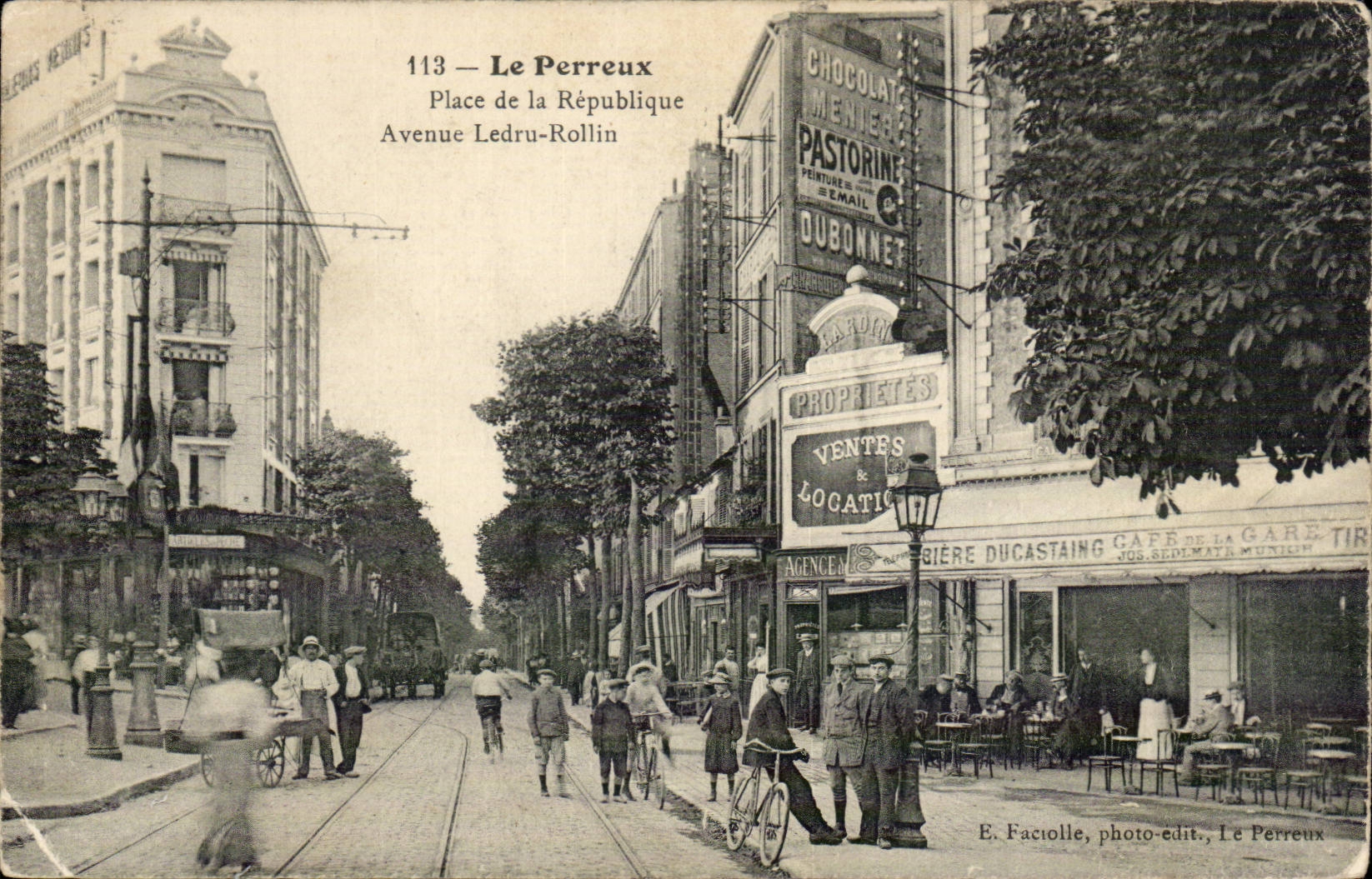 Le Perreux CPA Place de la Republique Avenue Ledru Rollin