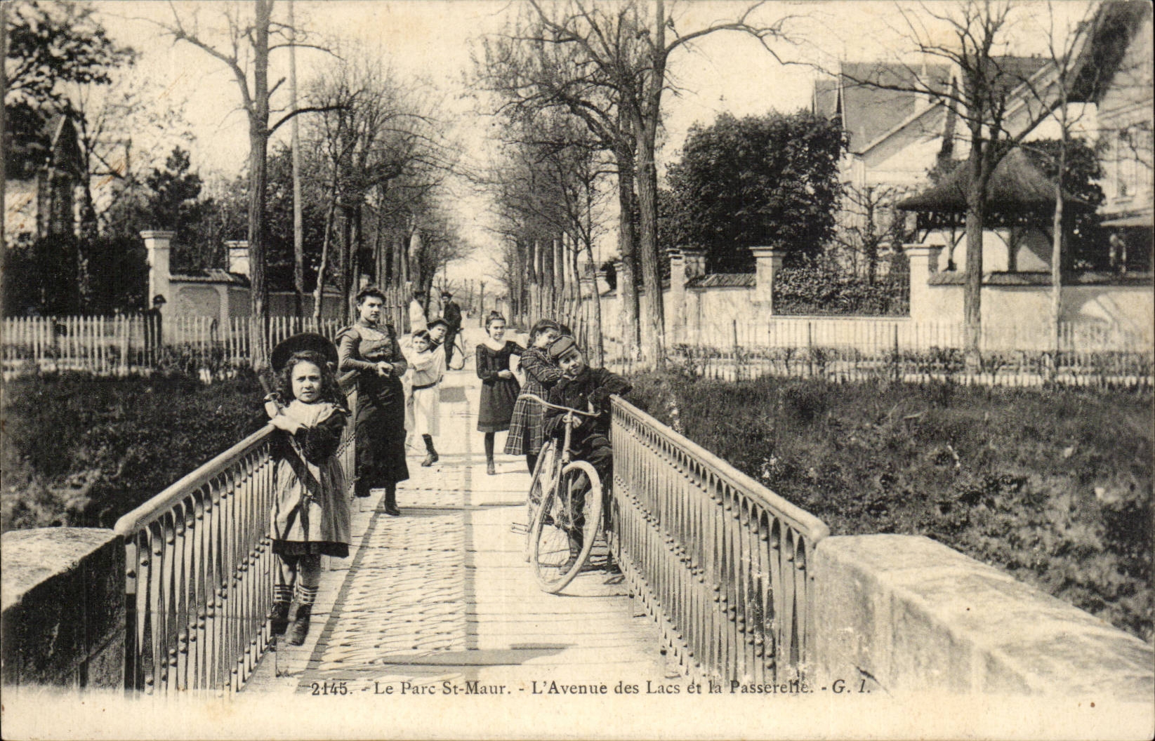 CPA Le parc de Saint Maur L'avenue des lacs et la passerelle