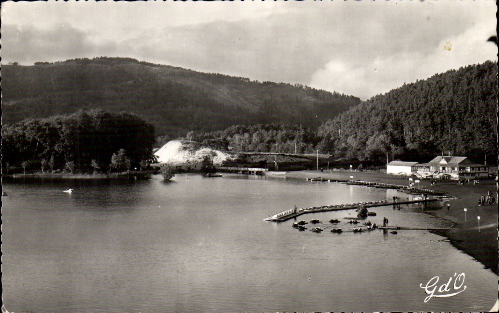 CPA Plage du lac Chambon Natation barques pedalos et peche
