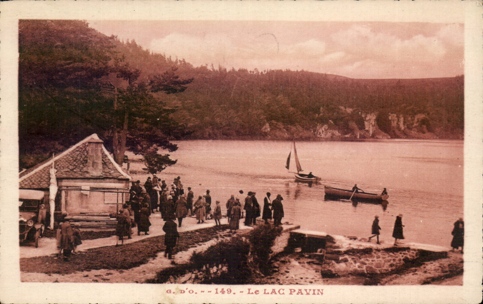 Le Lac Pavin — vue du lac avec bateau à voile et embarcations — g. d'o. — 149