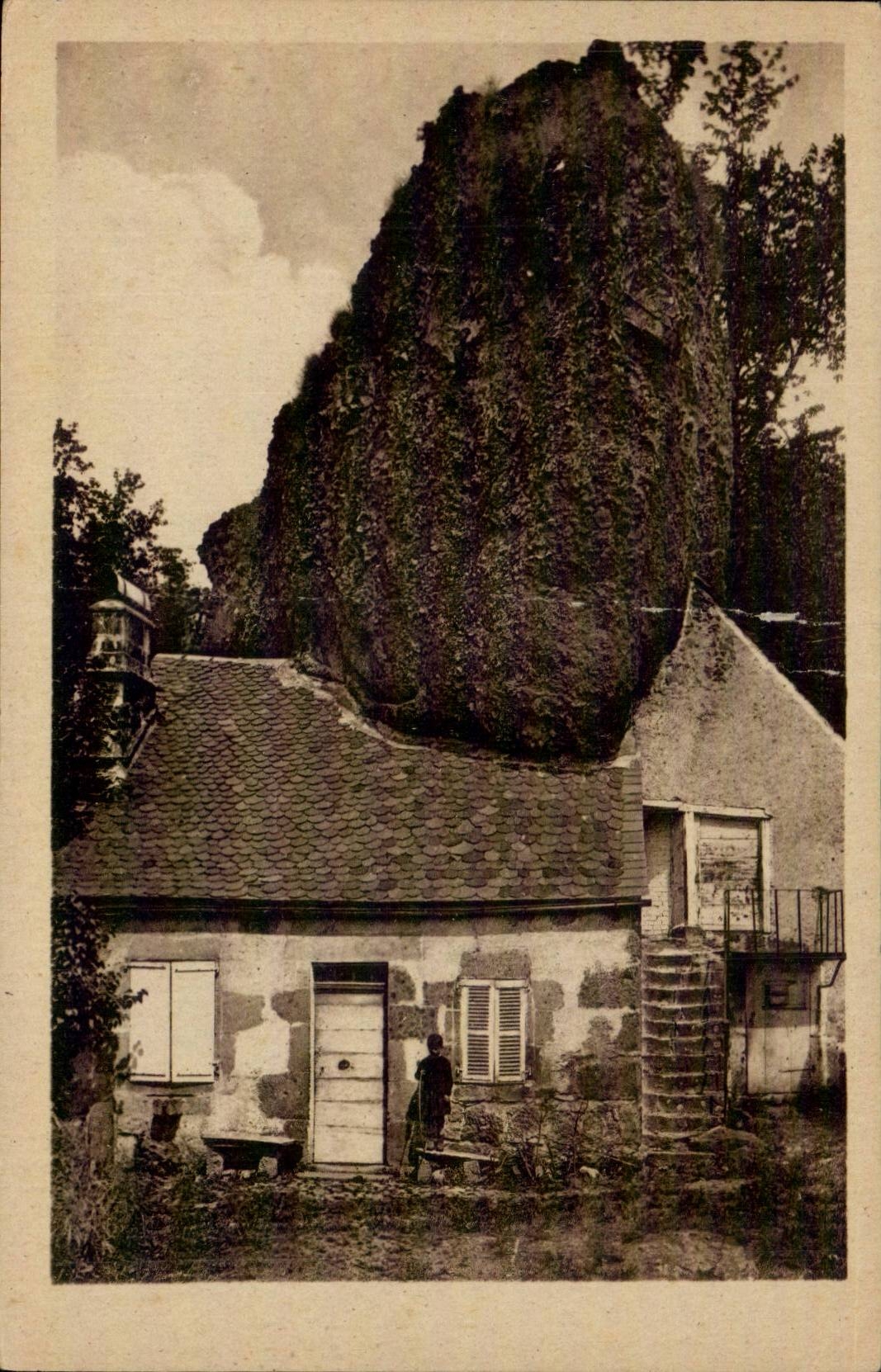 L'Oustaou de la Rochia — Env. de Murat-Laveissière — Cités des Arts Photographiques, Paris