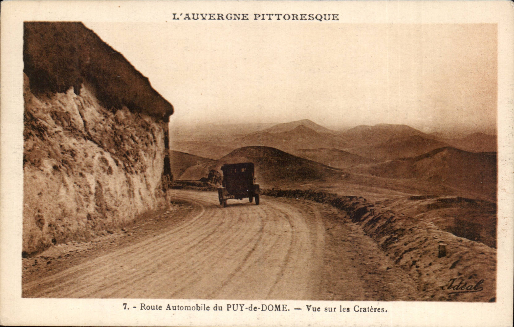 Route Automobile du PUY-de-DOME — Vue sur les Cratères — Idéal