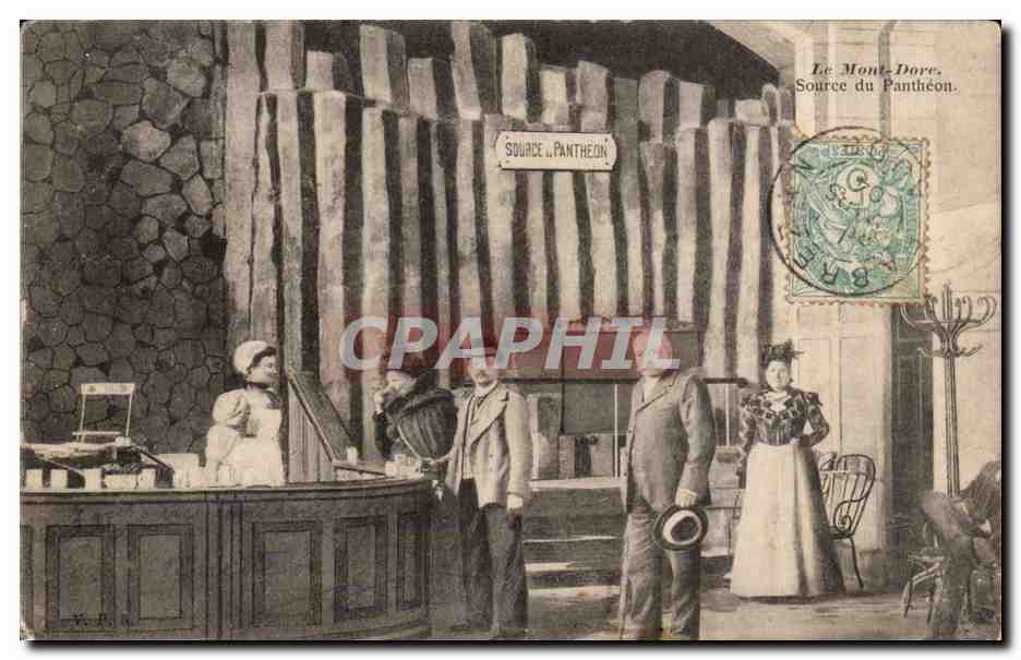 Le Mont-Dore. Source du Panthéon — Vue de la source avec visiteurs — Éditeur V. R. (ou V. R. & Cie) — N° de série non visible