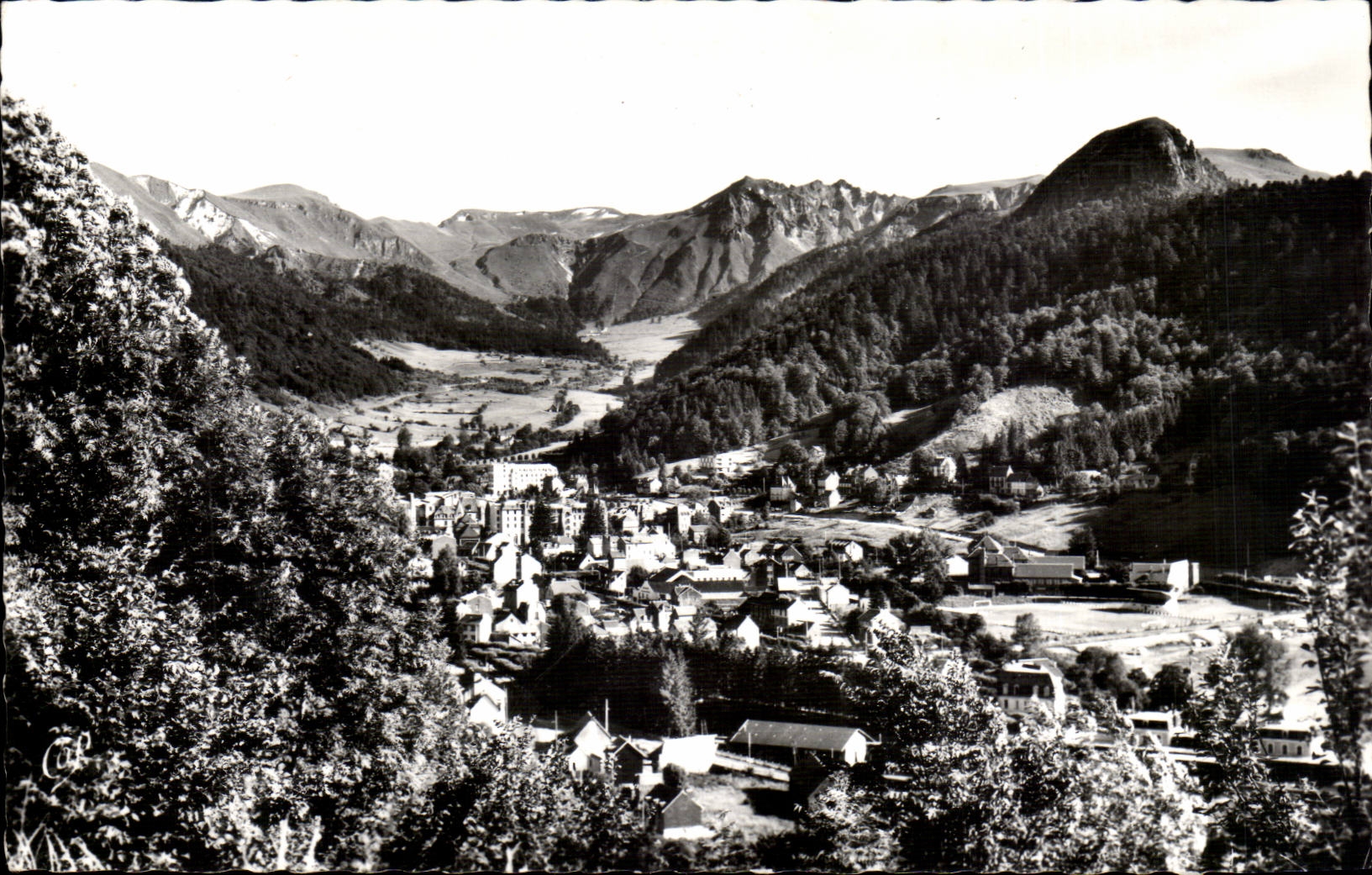 CPA Auvergne Le Mont Dore Vue generale le Capucin et le SAncy