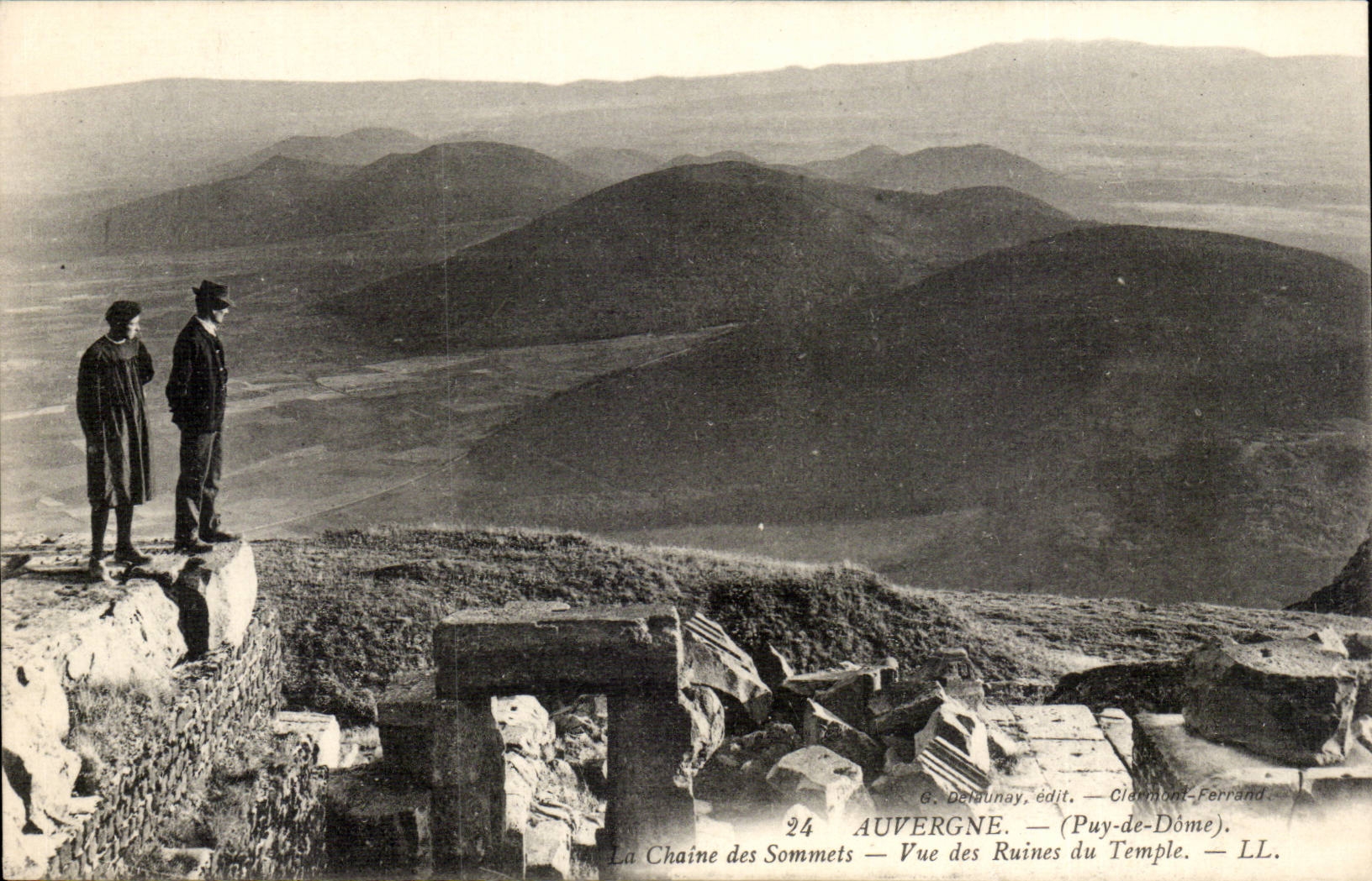 Auvergne — La Chaîne des Sommets — Vue des Ruines du Temple — G. Delaunay, édit. — Clermont-Ferrand