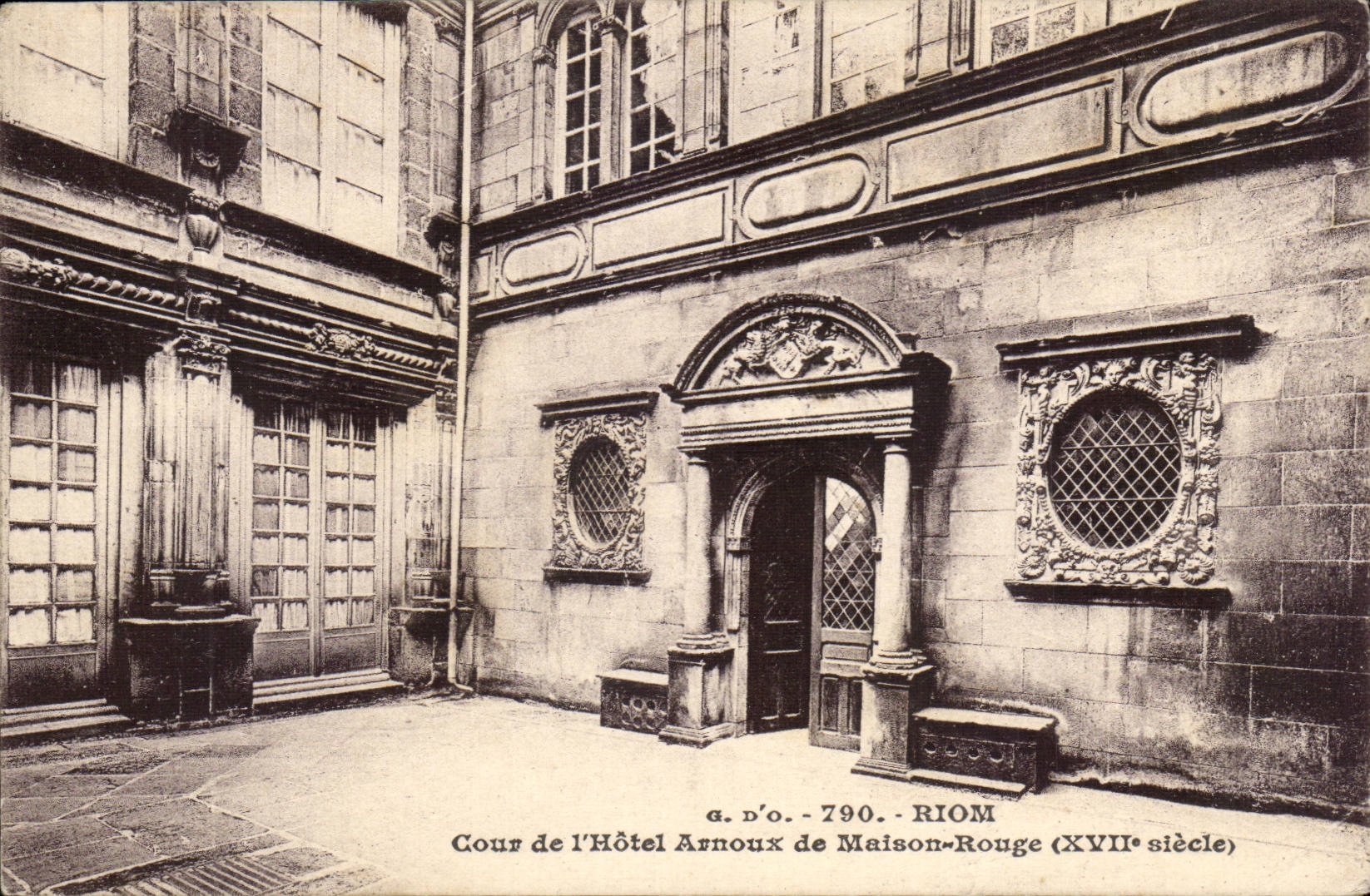 Auvergne CPA Riom CPA Cour de l'hotel Arnoux de Maison Rouge
