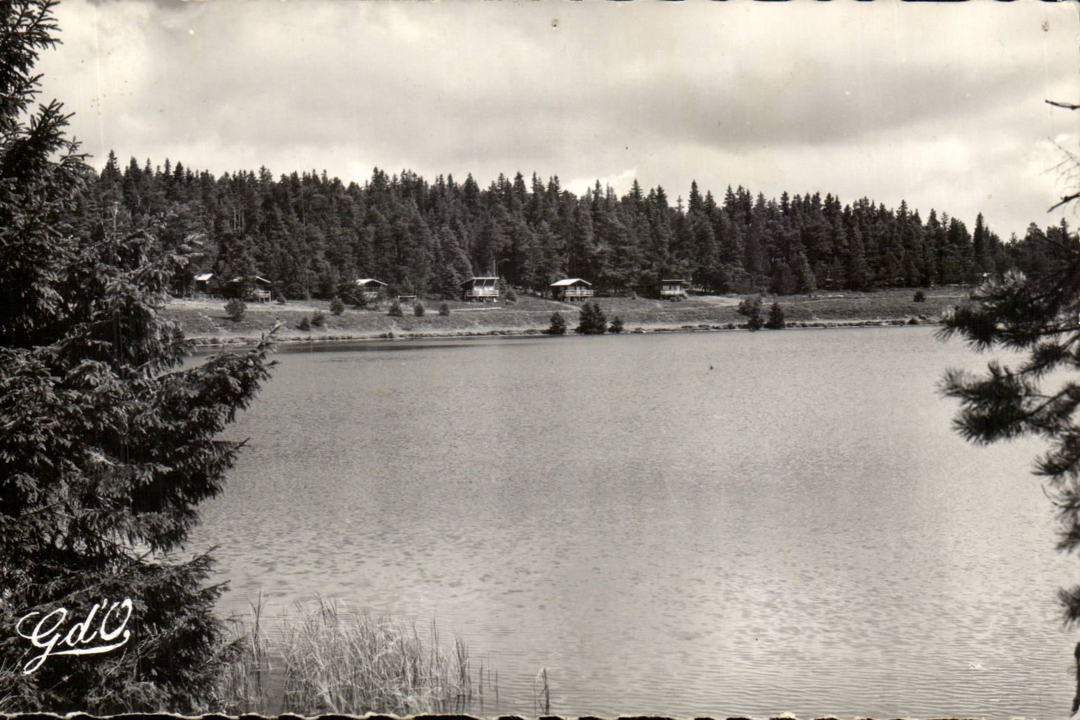 Lac Servière — Ancien cratère volcanique — Édition G. d'O. Olliargues (P.-de-D.)