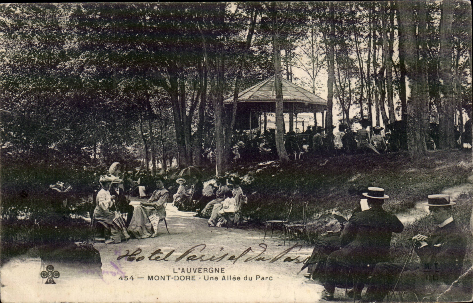 Le Mont Dore - Une Allee du Parc - CPA 