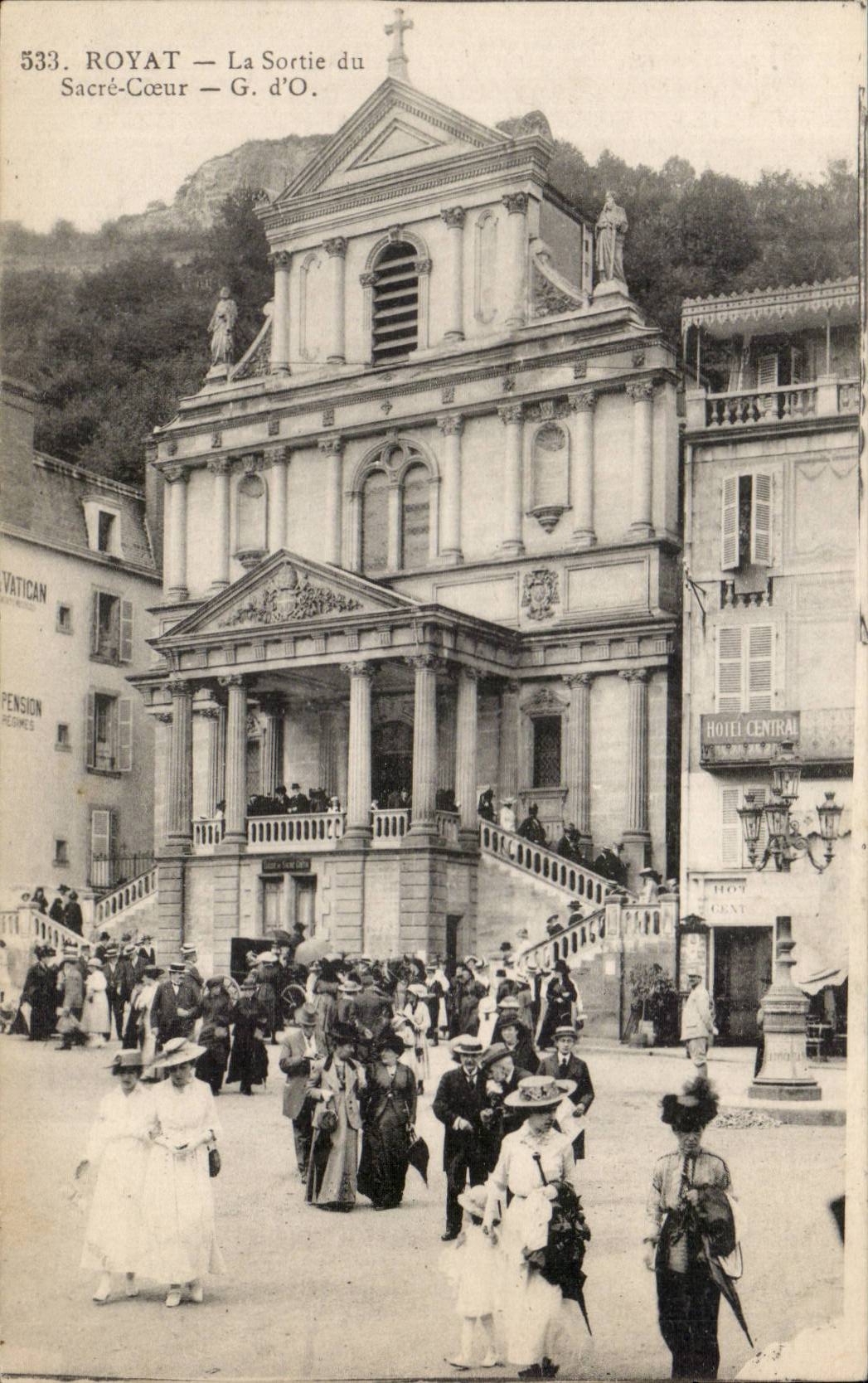 Royat - Le Sortie du Sacre Coeur - CPA 