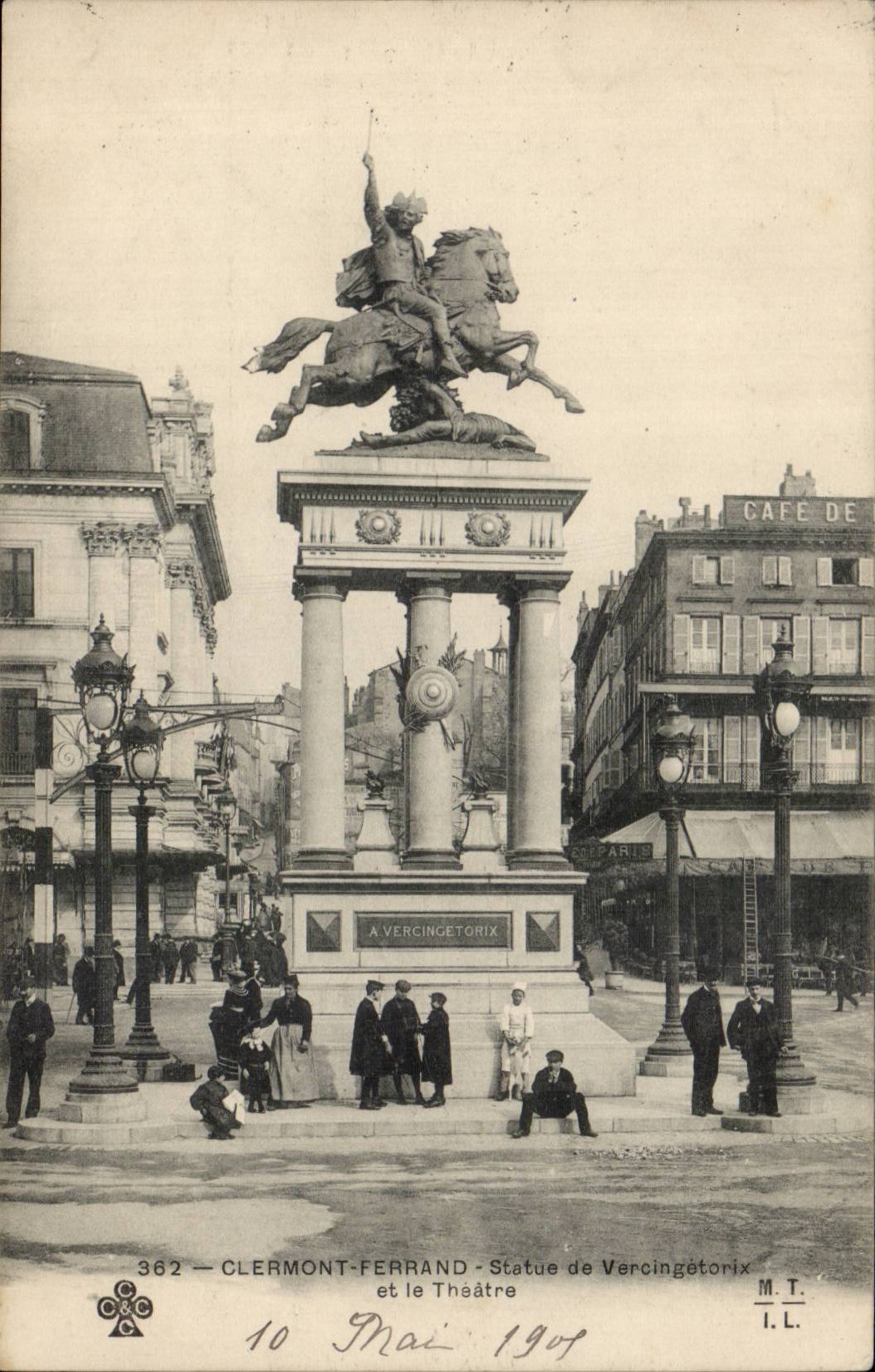 Clermont Ferrand - Statue de Vereingetorix et le Theatre - CPA 