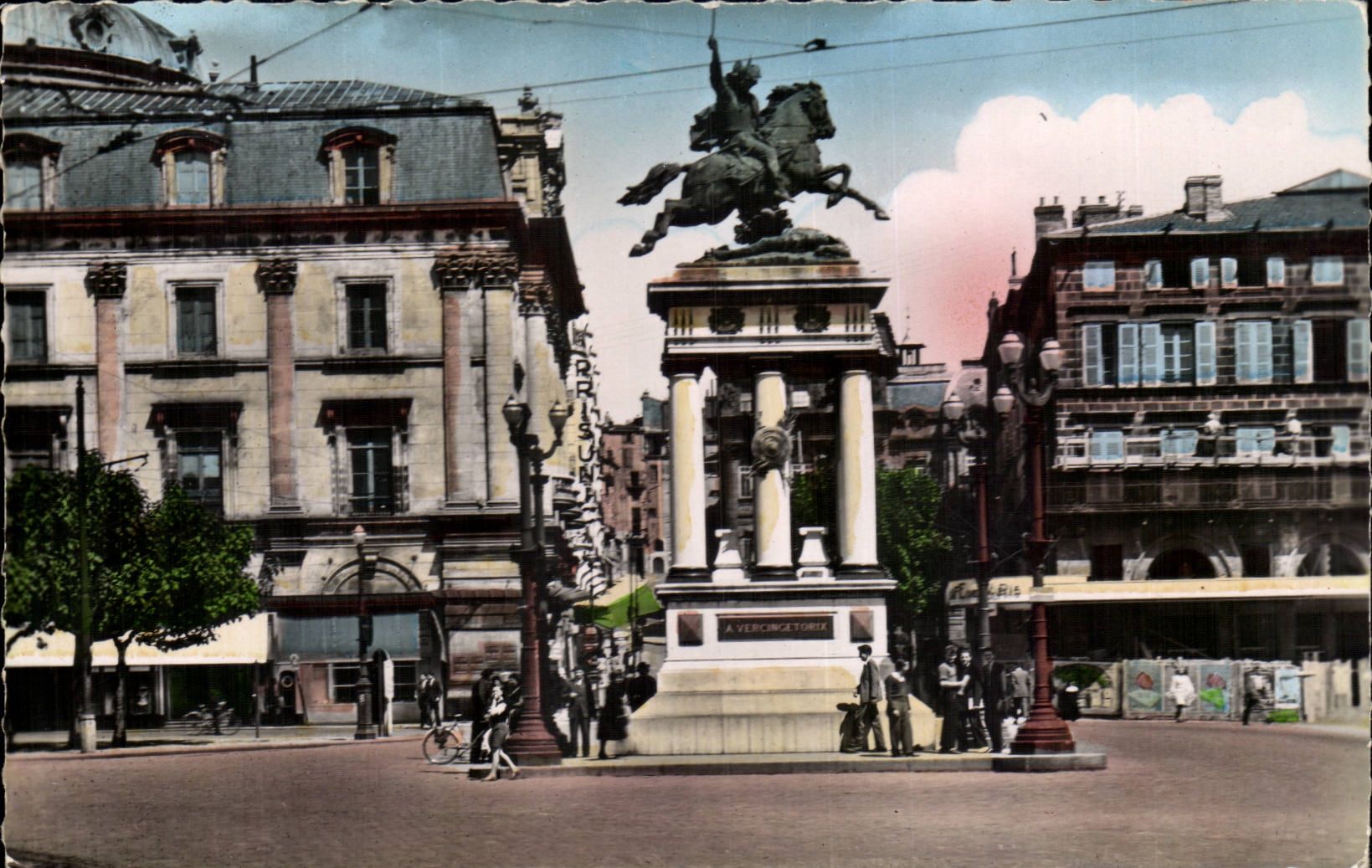 Place de Jaude — statue équestre de Jeanne d'Arc — éditeur Véritable Photo du Berry