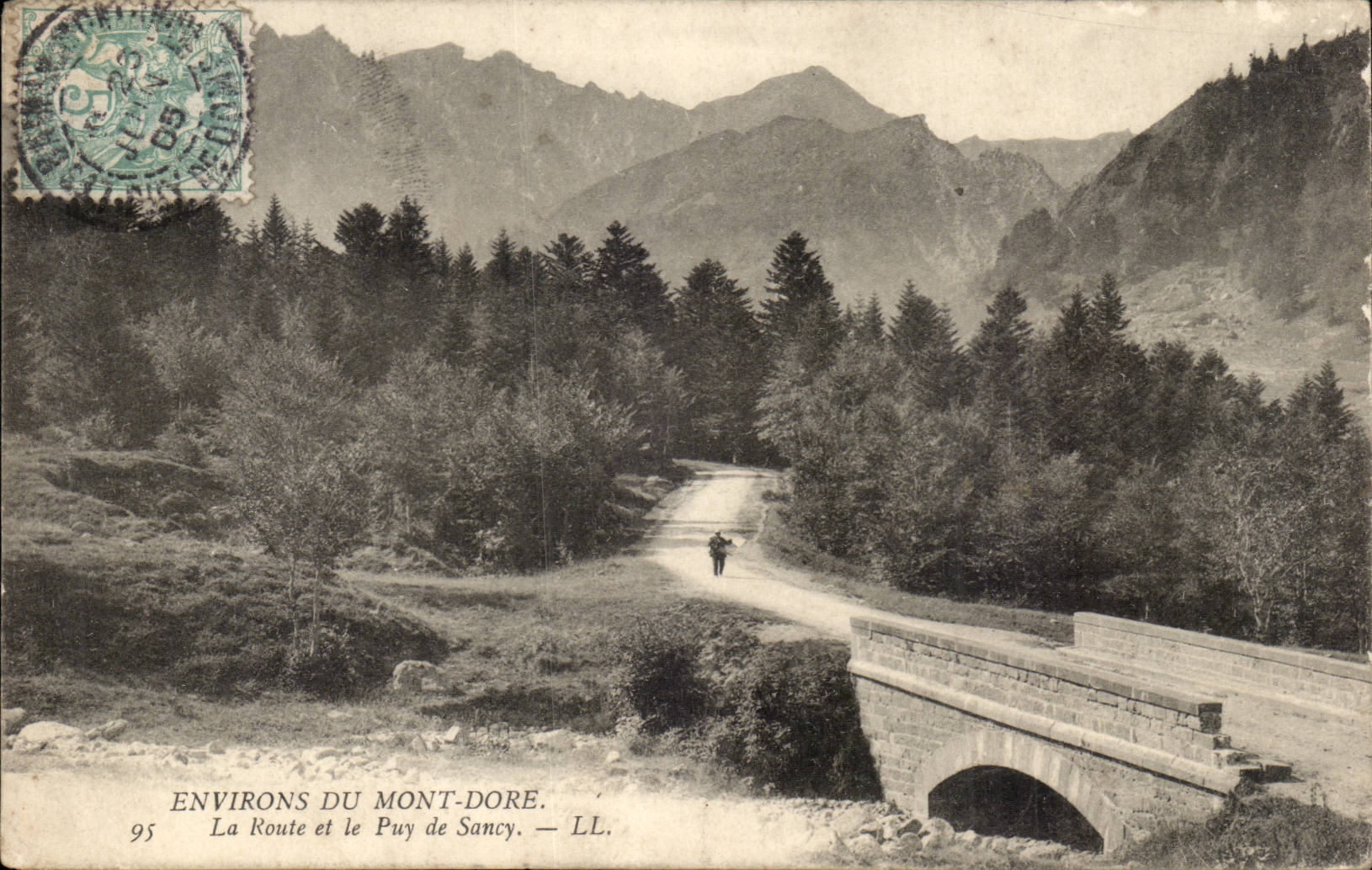 Le Mont Dore - La Route et le Puy de Sancy - CPA 