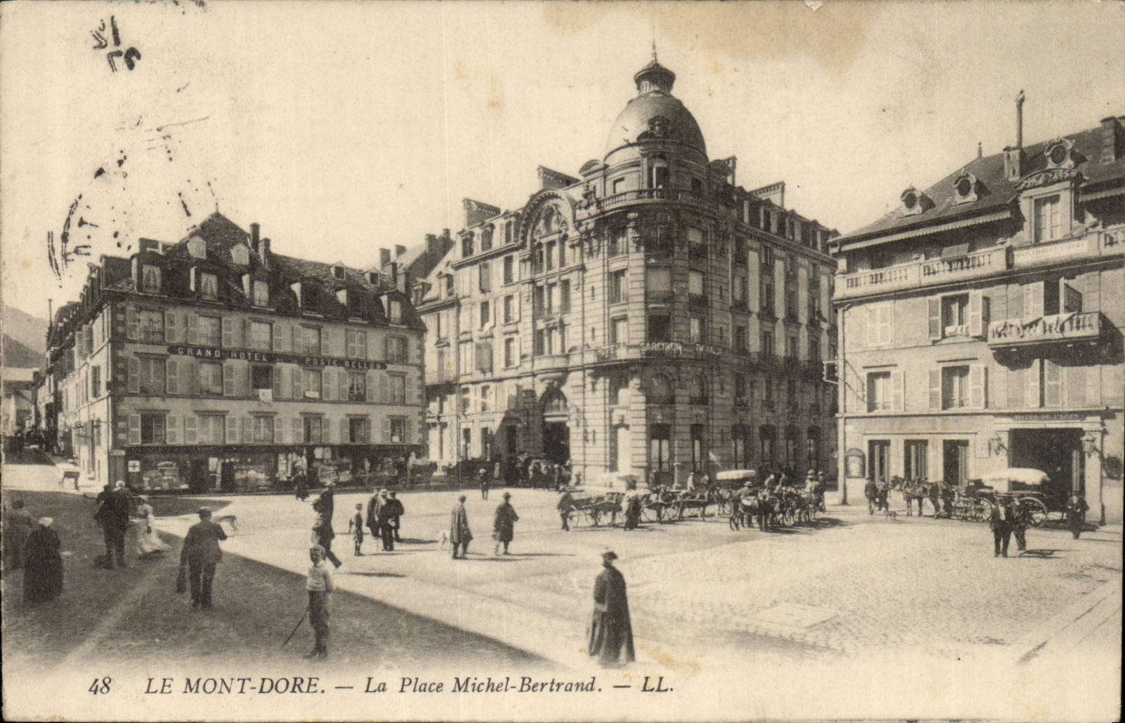 Le Mont Dore - La Place Michel Bertrand - CPA 