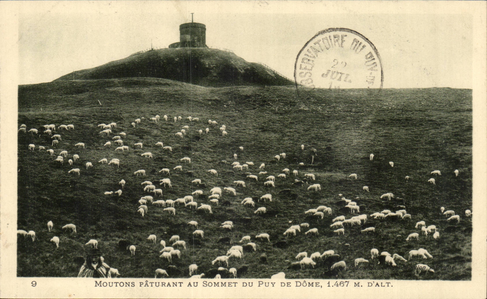 Moutons pâturant au sommet du Puy de Dôme — observatoire et timbre postal — éditeur : H. H. H. (n°9)