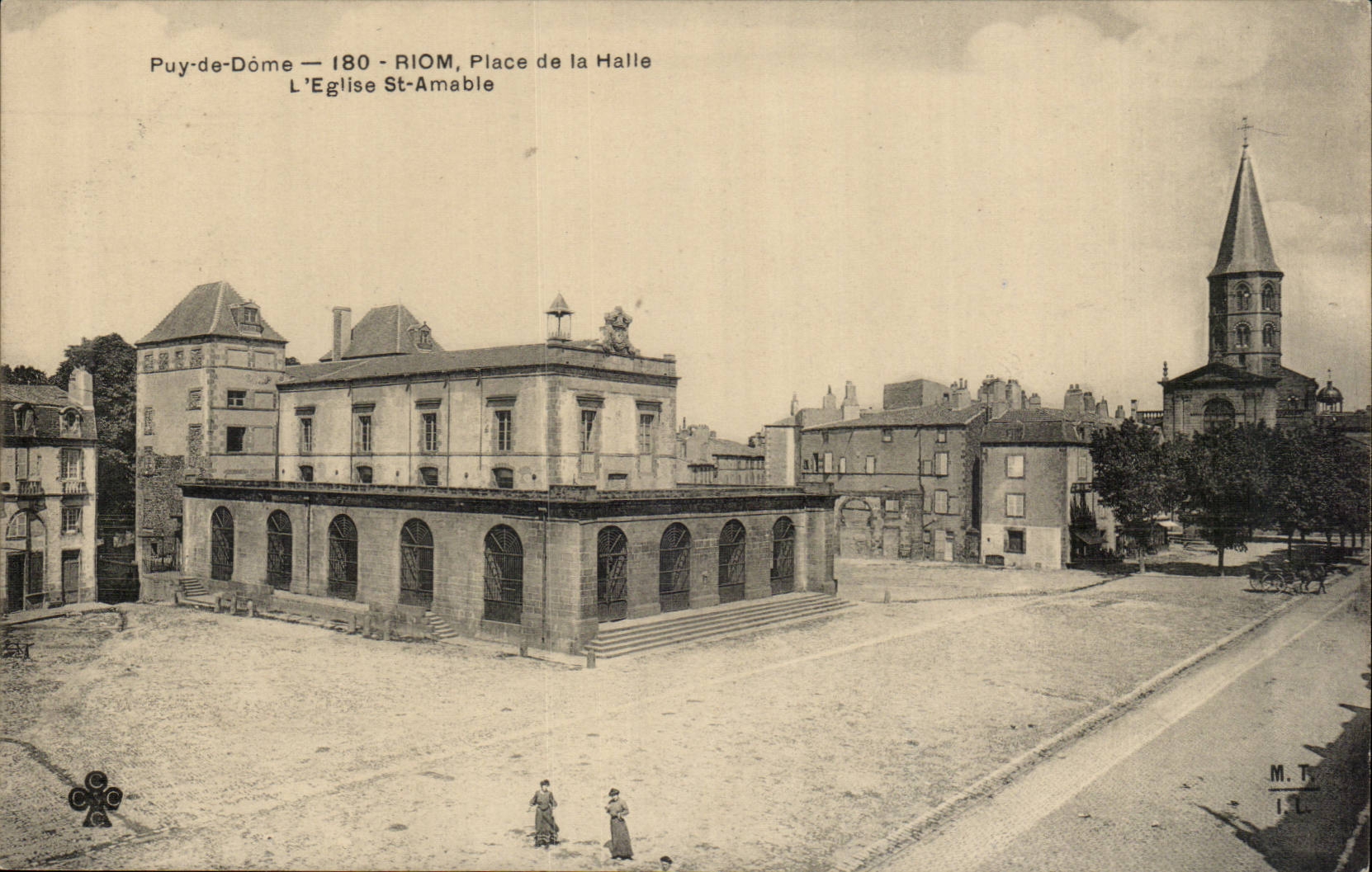 Riom - Place de la Halle l'Eglise St Amable - CPA 