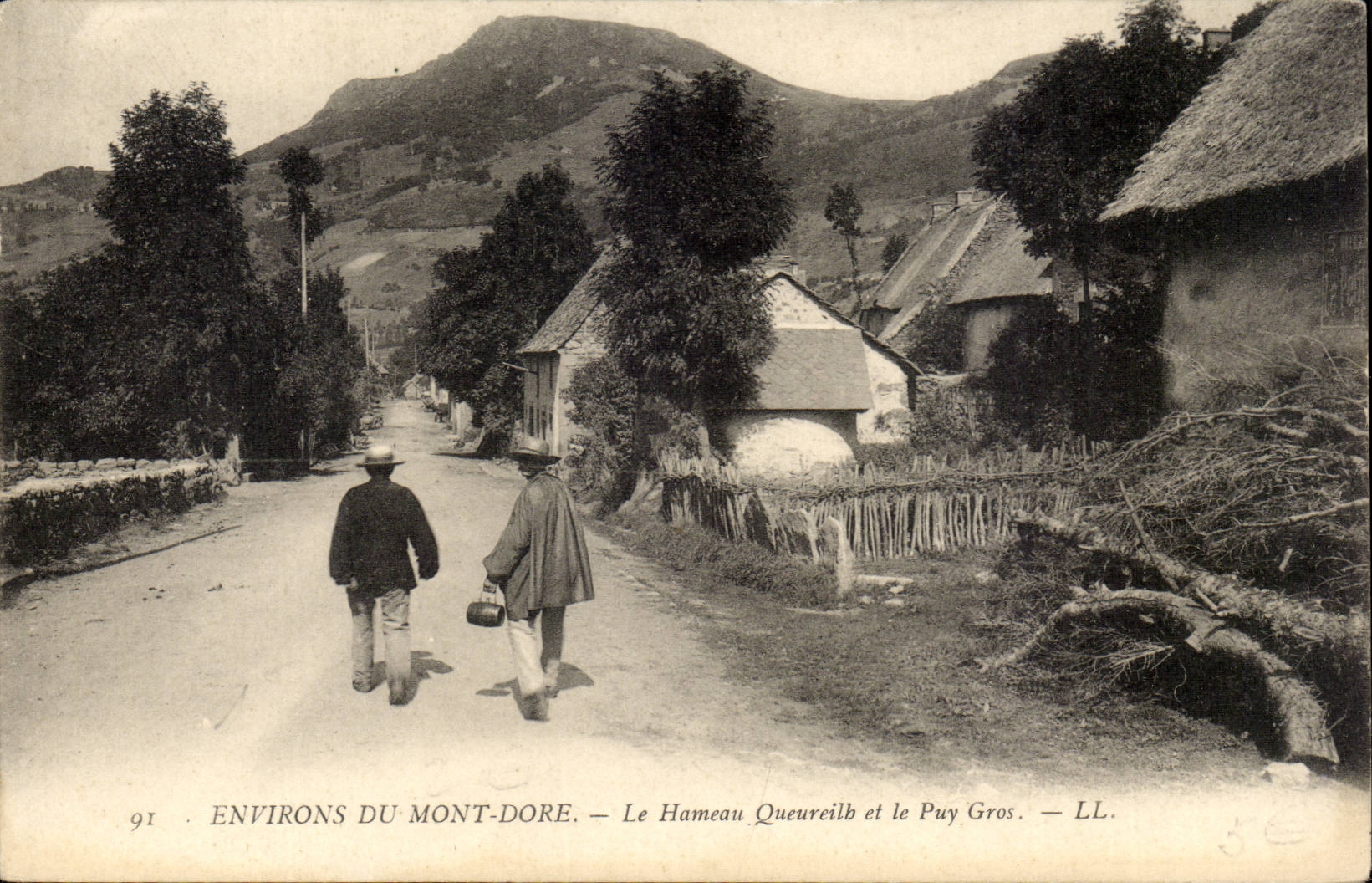 Environs du Mont-Dore — Le Hameau Queureilb et le Puy Gros — LL.