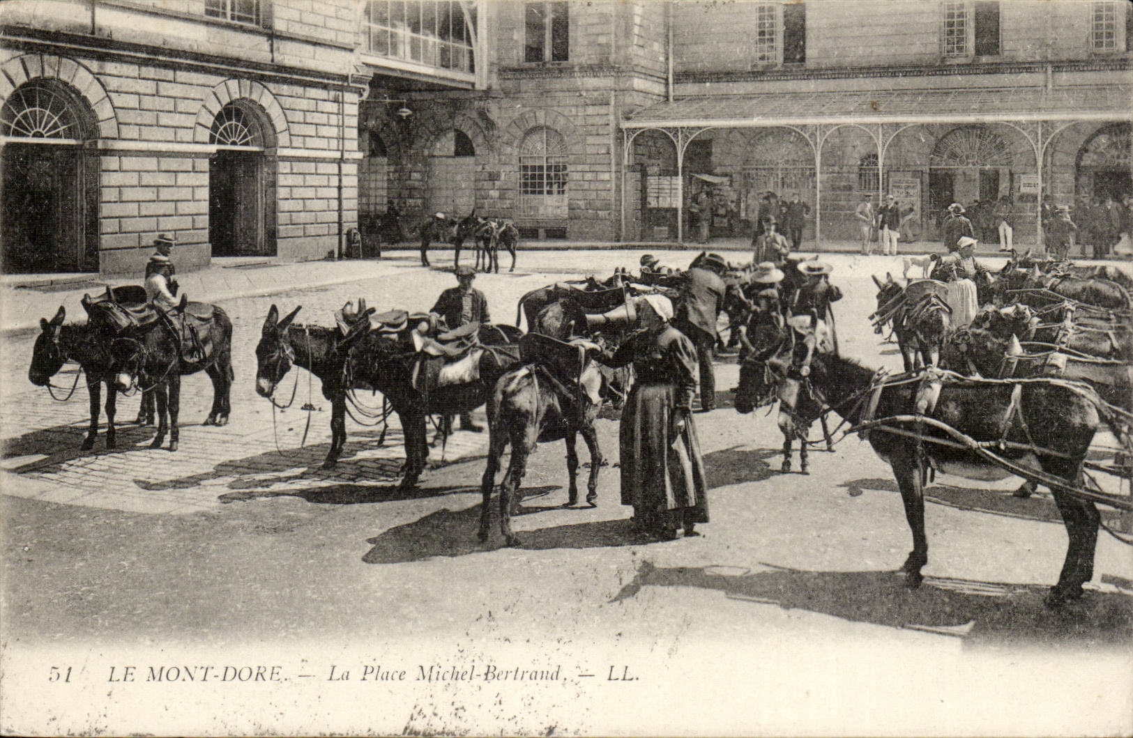 Le Mont-Dore — La Place Michel-Bertrand — LL. — n°51