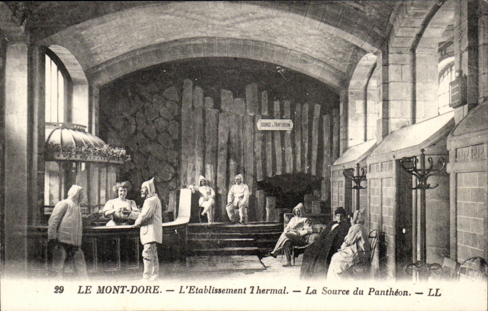 Le Mont Dore - L'Etablissement Thermal - La Source du Pantheon - CPA 