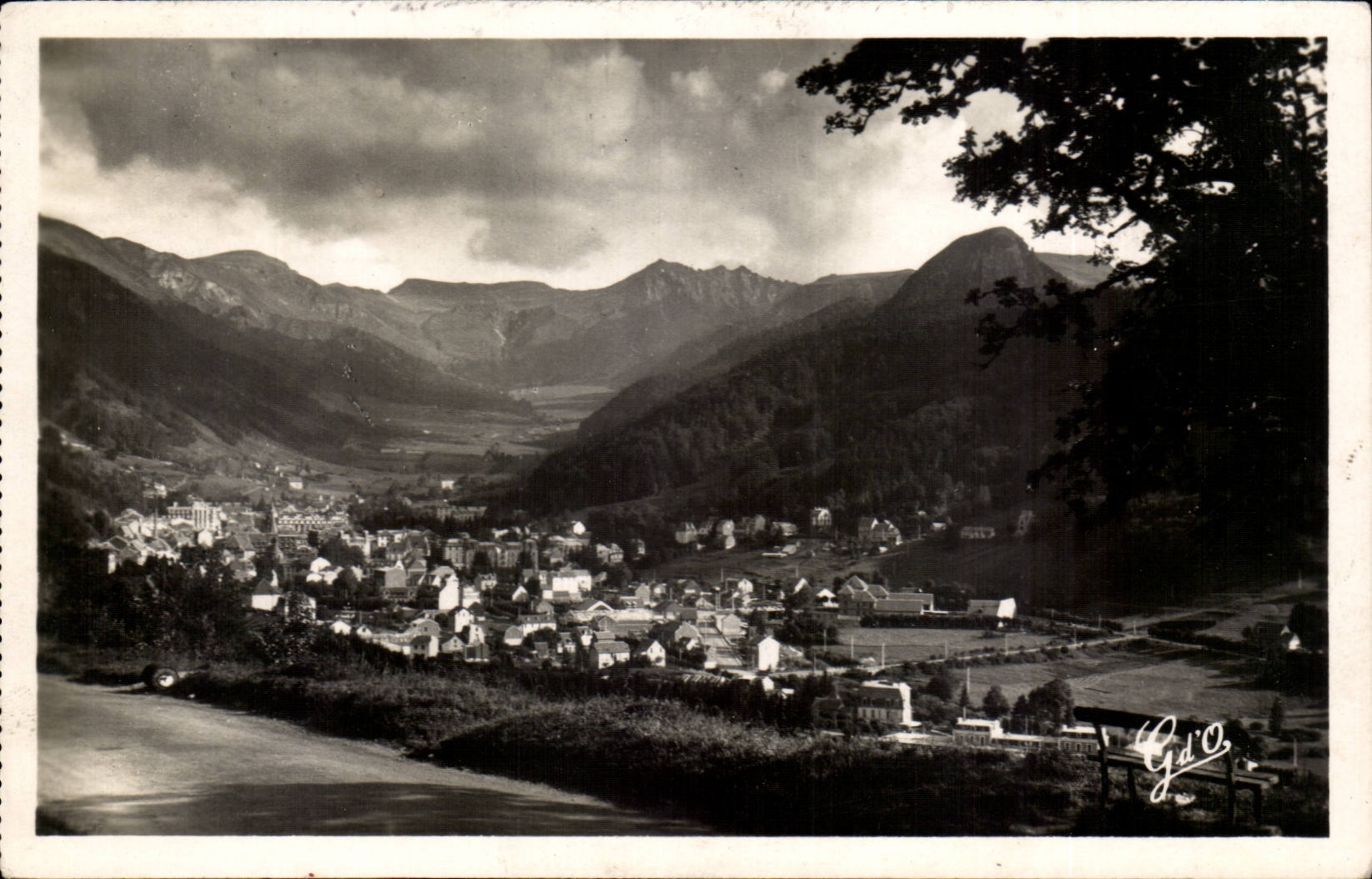 Le Mont Dore - Vue Generale prise de la route de Clermont Ferrand - CPA 