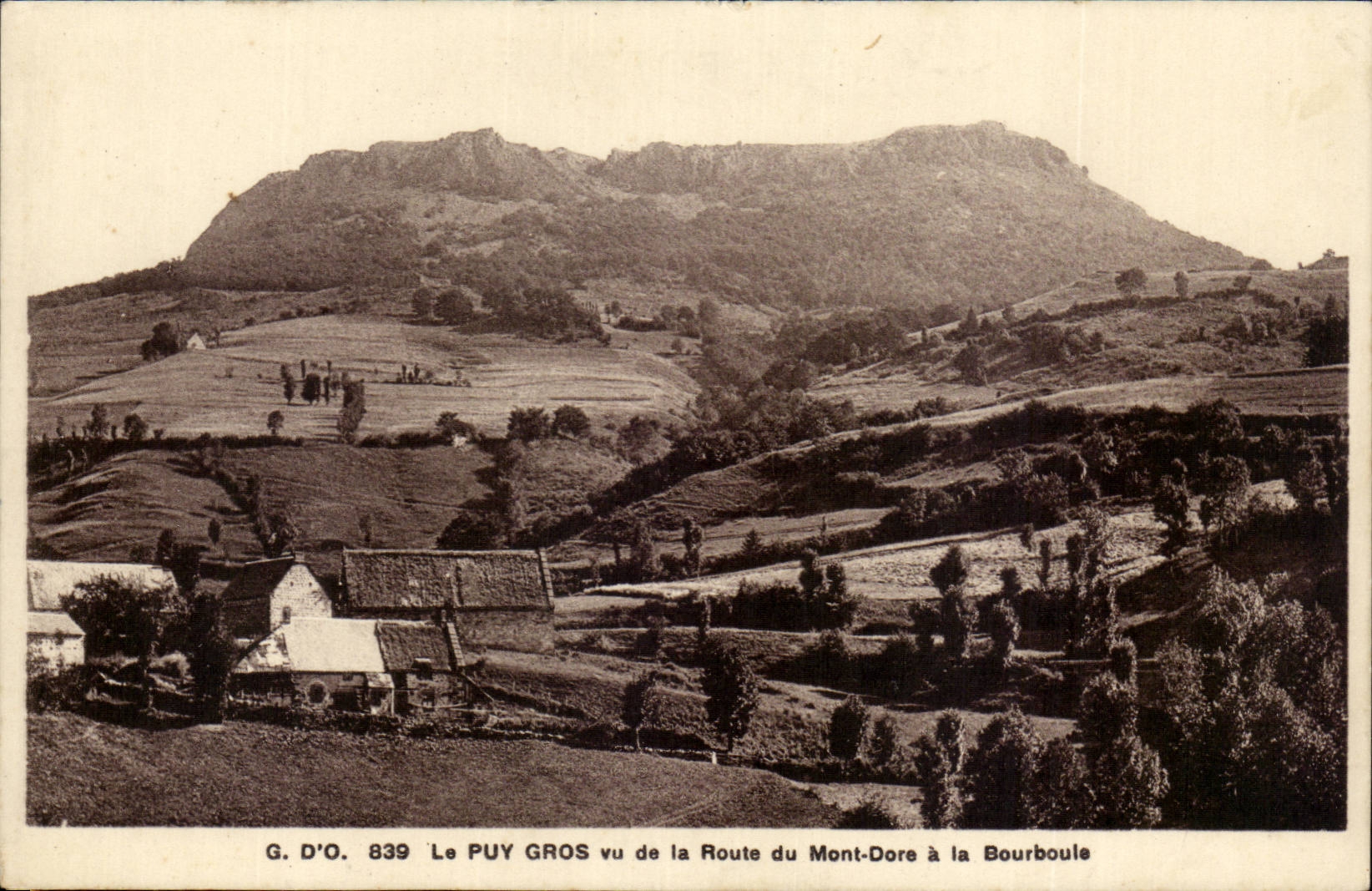 Le Puy Gros vu de la Route du Mont Dore a la Bourboule - CPA 