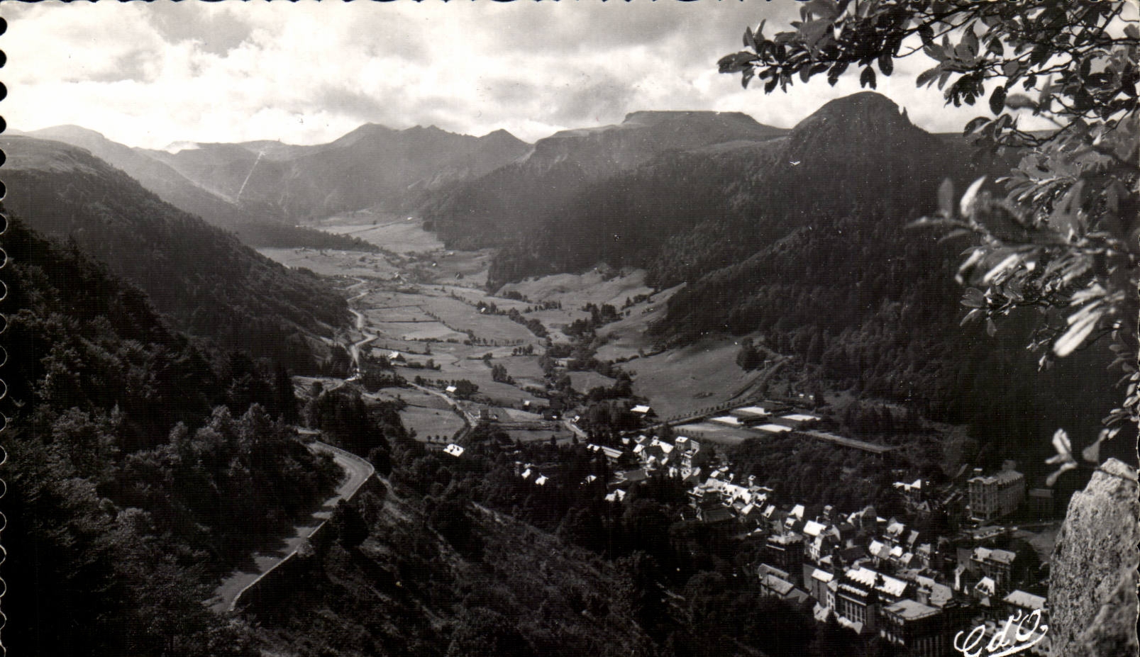 Le Mont Dore - Sancy - Massif et Vallee du Sancy en amant de la ville du Mont Dore - CPA 